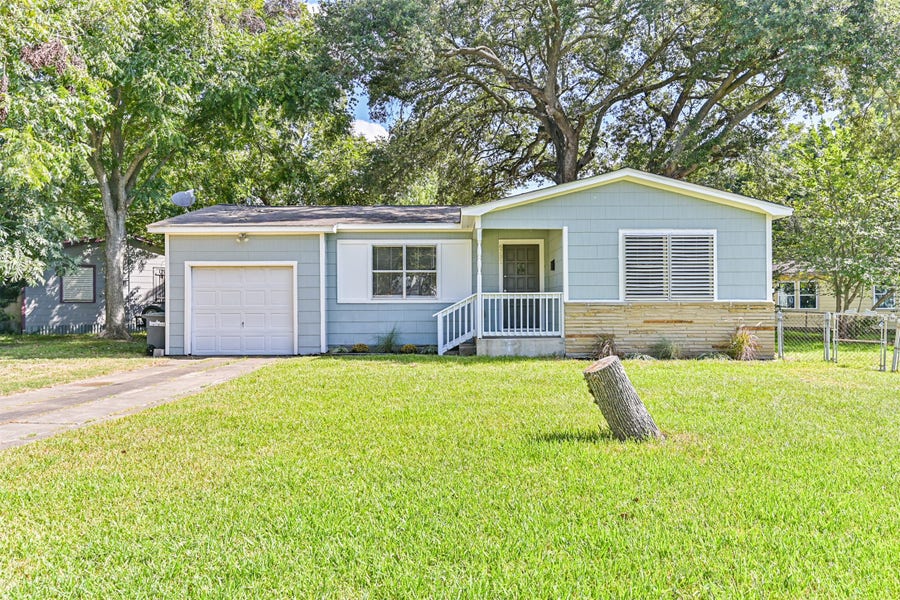 Property photo for 6731 W Bayou Drive, Hitchcock, TX