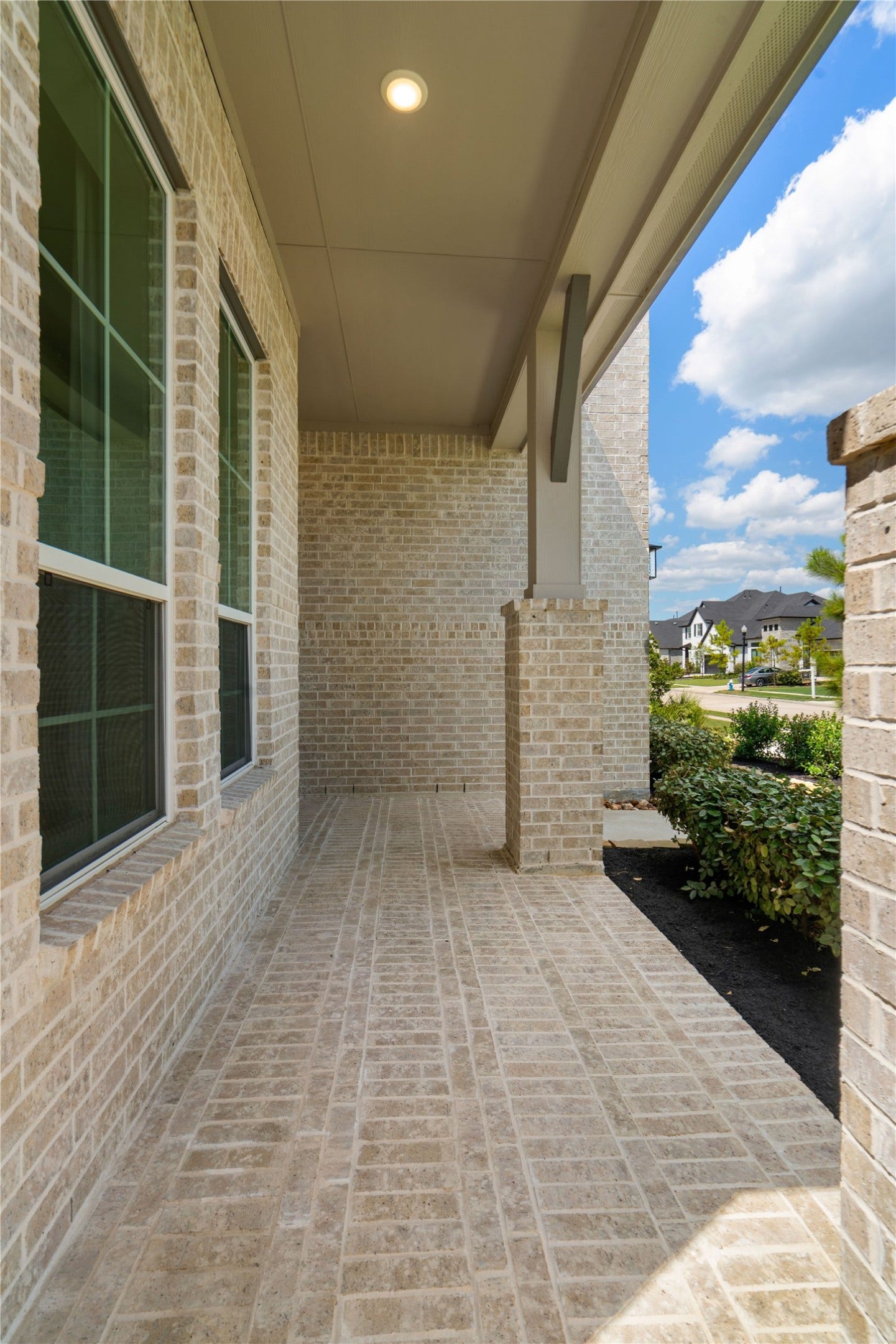 28058 Willow Glen Drive, Spring, TX 77386 Covered front porch