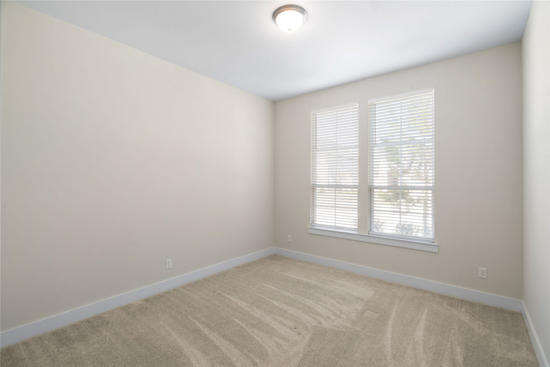 28058 Willow Glen Drive, Spring, TX 77386 Second downstairs bedroom with an attached full bathroom.