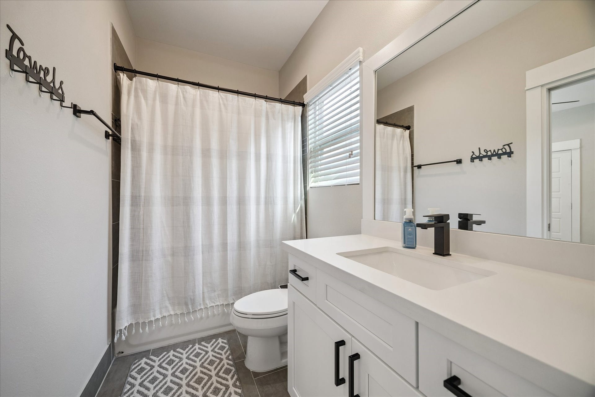 1193 W Tidwell Road, Houston, TX 77091 Guest bath