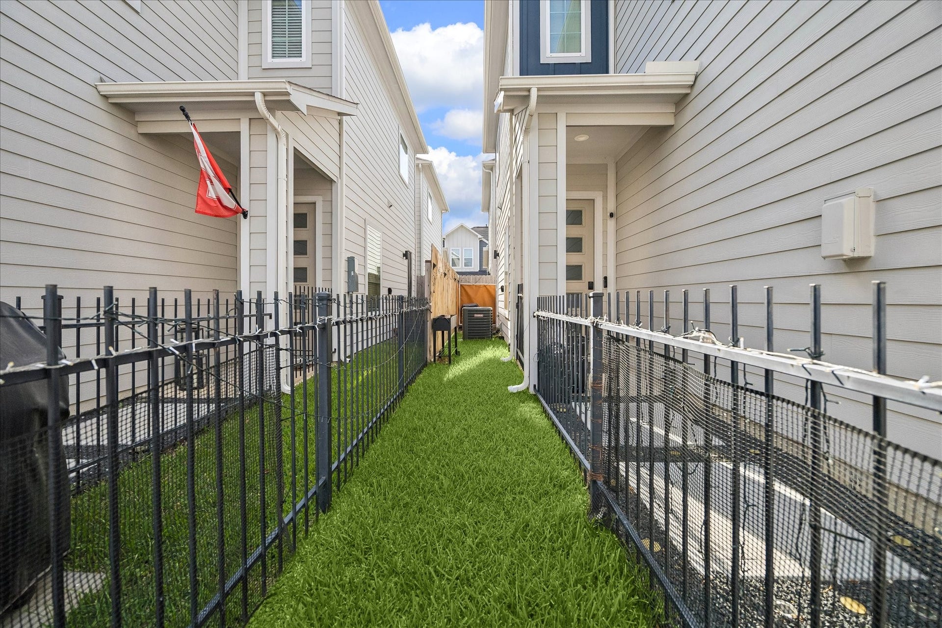 1193 W Tidwell Road, Houston, TX 77091 Side yard for pets, plants or grilling!