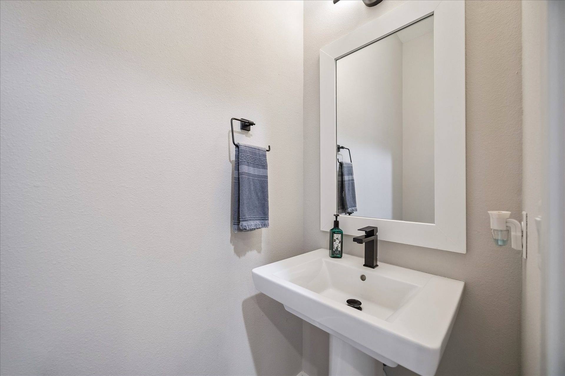 1193 W Tidwell Road, Houston, TX 77091 First floor powder bath