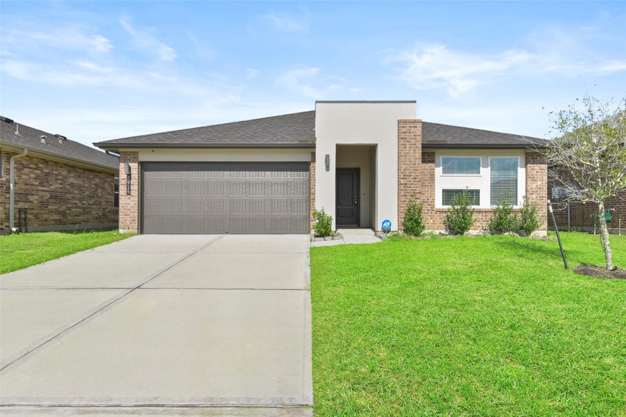Property photo for 7915 Murciana Drive, Rosharon, TX