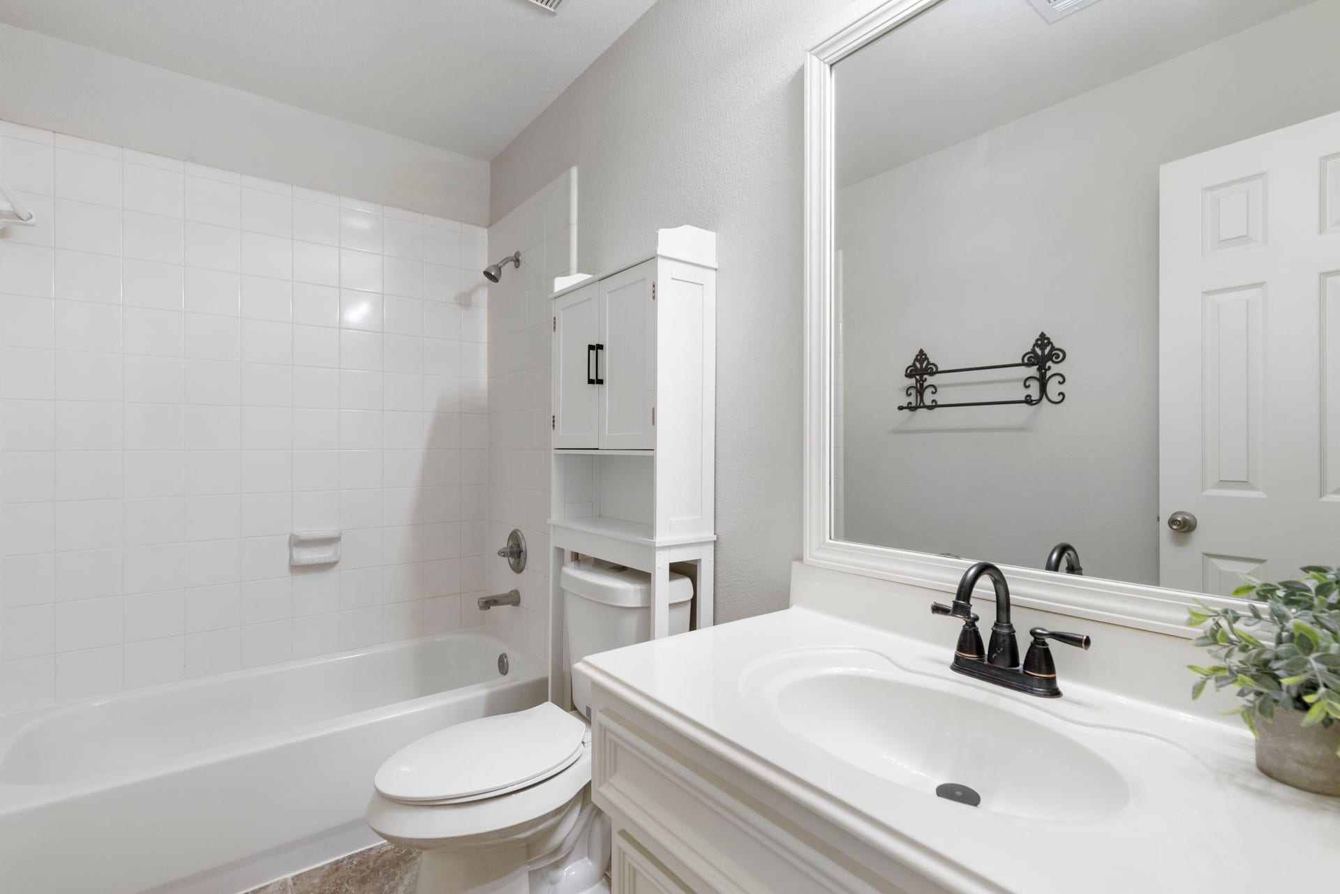 2318 Colonial Springs Lane, Spring, TX 77386 Secondary full bath.
