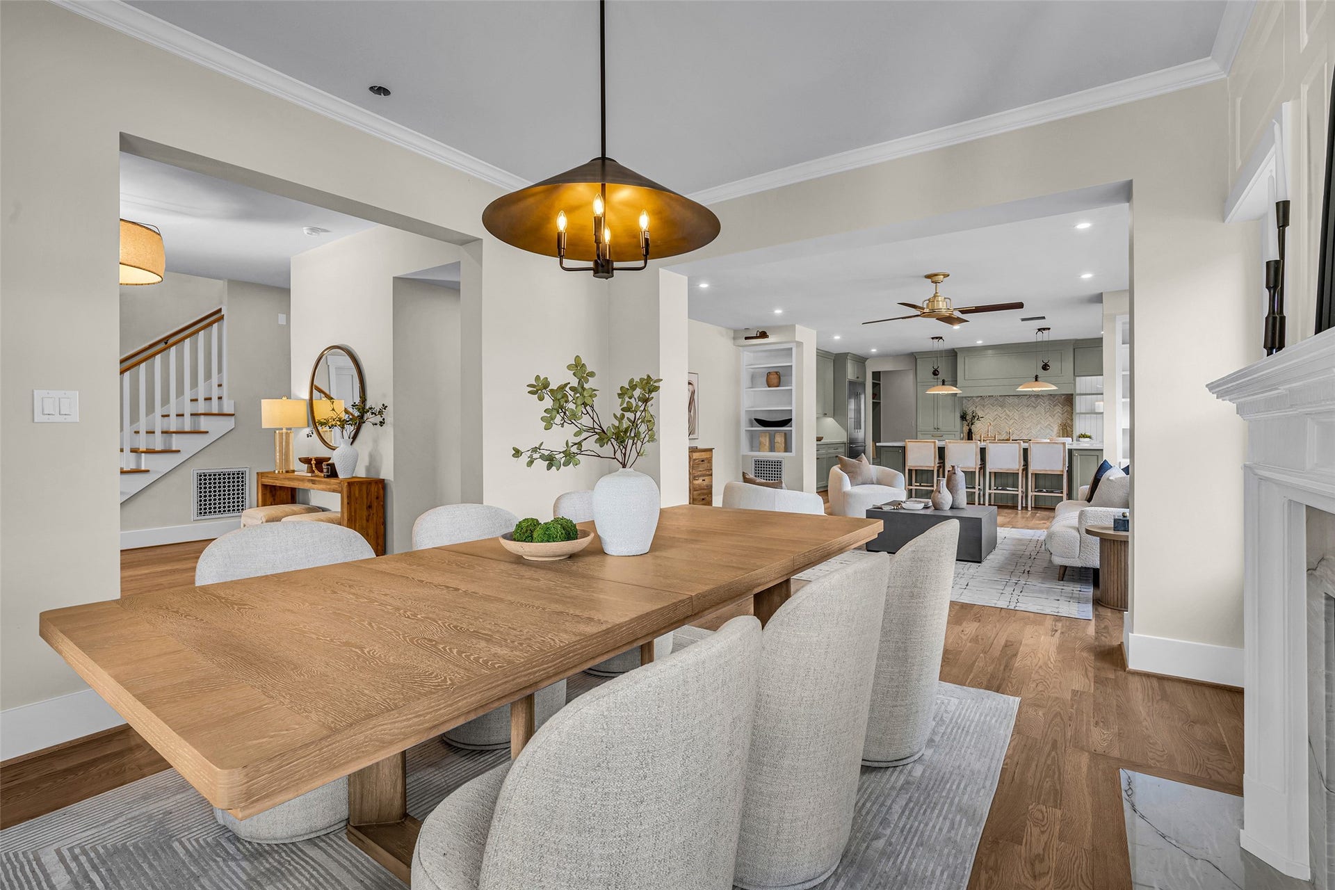 2602 Whitney Street, Houston, TX 77006 Open living at its finest