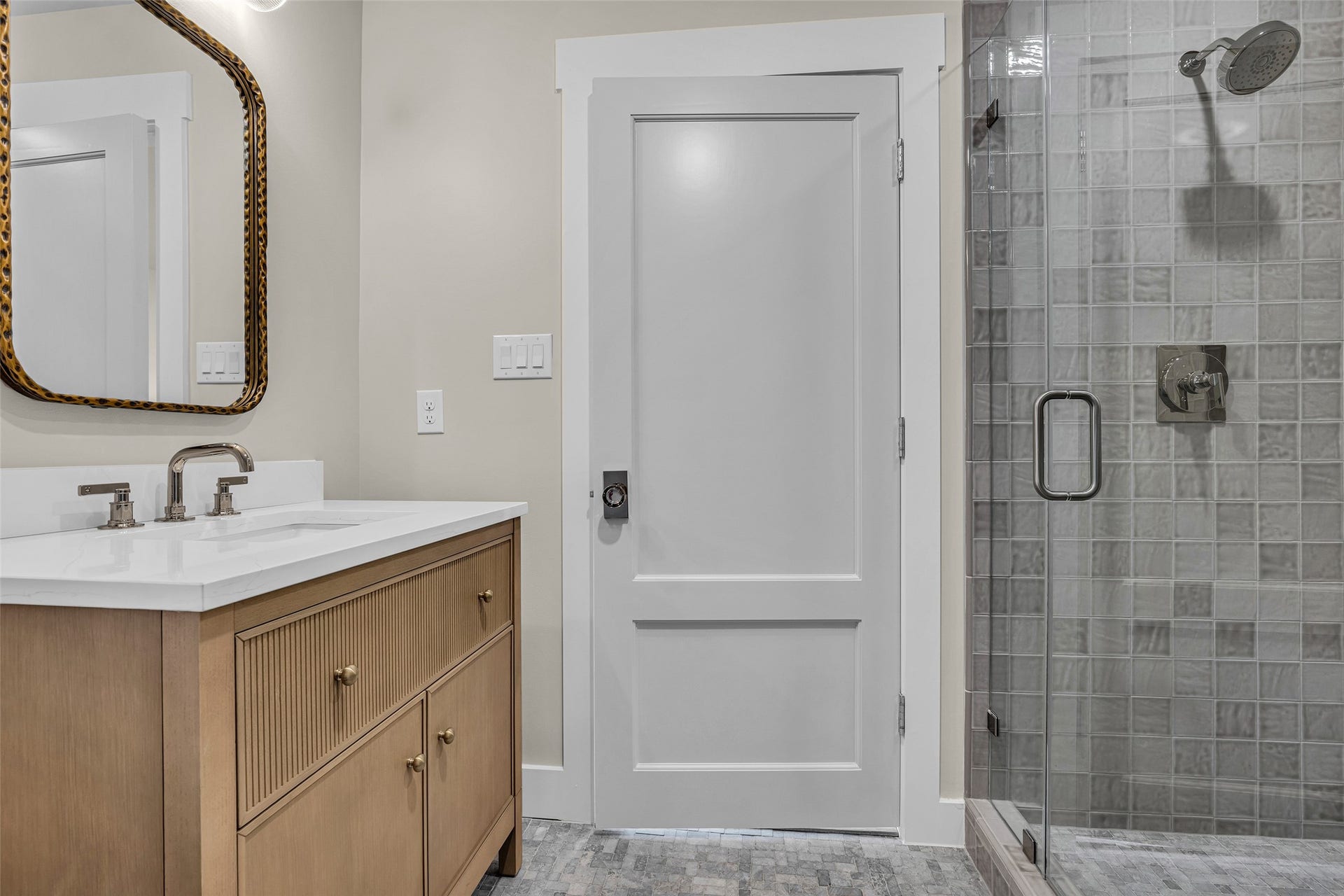 2602 Whitney Street, Houston, TX 77006 En Suite bathroom for one of the secondary bedrooms
