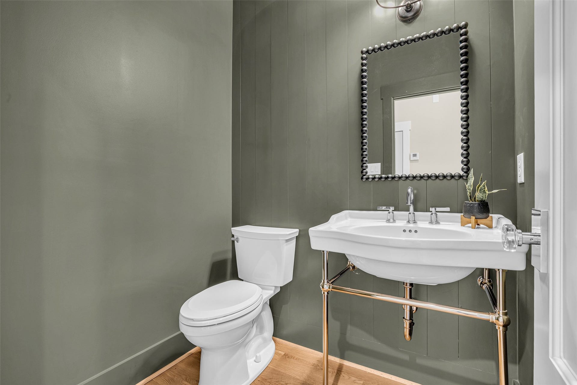 2602 Whitney Street, Houston, TX 77006 First floor Powder Room