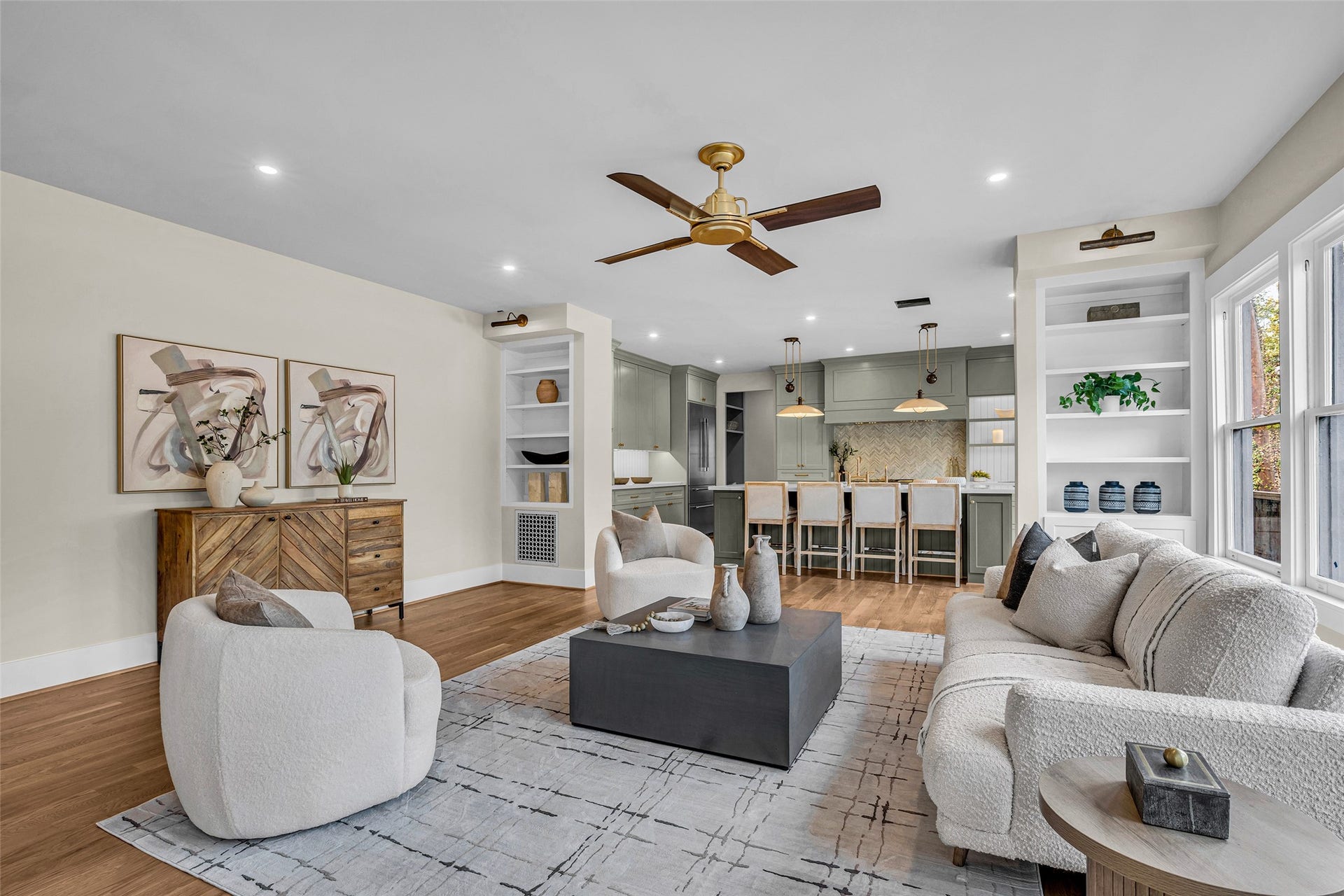 2602 Whitney Street, Houston, TX 77006 Family Room open to the Kitchen and Dining Rooms