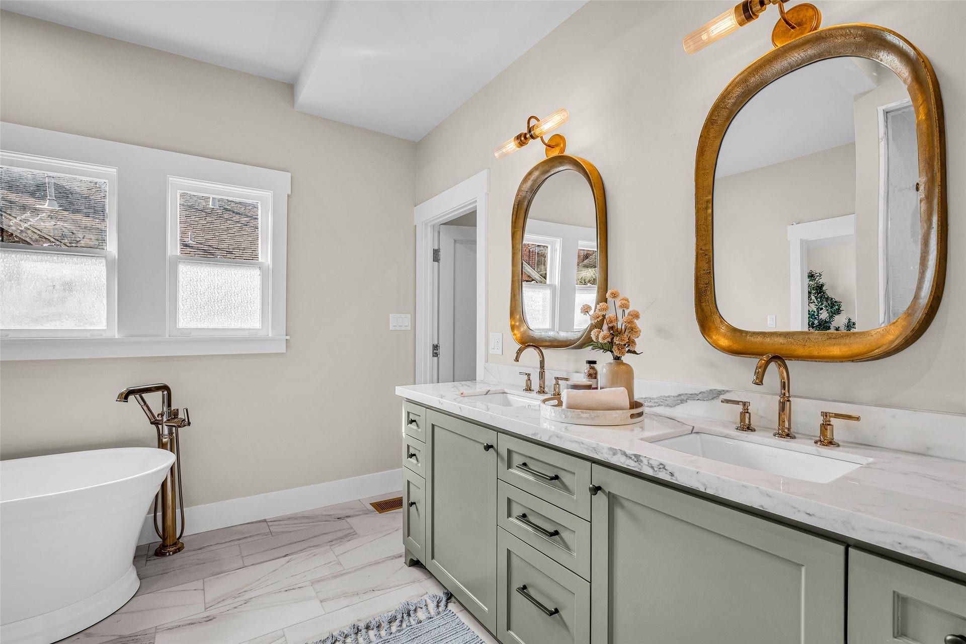 2602 Whitney Street, Houston, TX 77006 Primary Bath