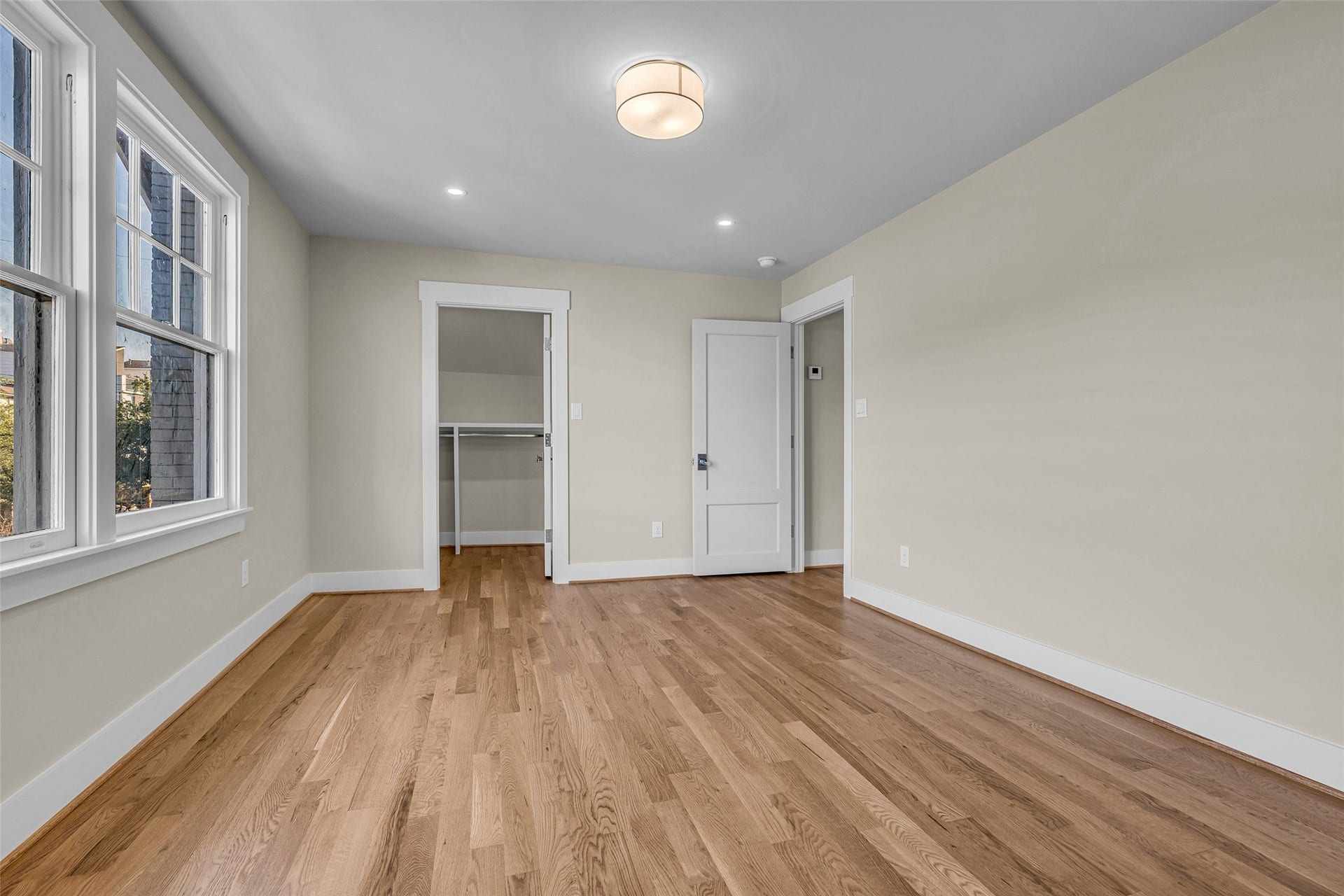 2602 Whitney Street, Houston, TX 77006 Secondary Bedroom with walk-in closet and En Suite Bath