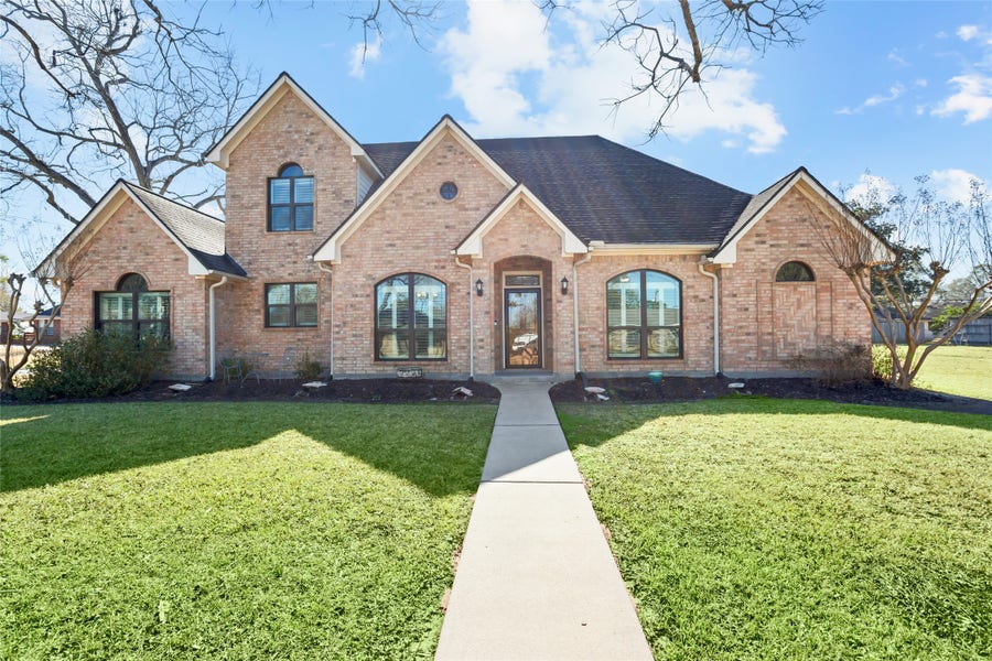 Property photo for 215 Ridgemont Drive, Alvin, TX
