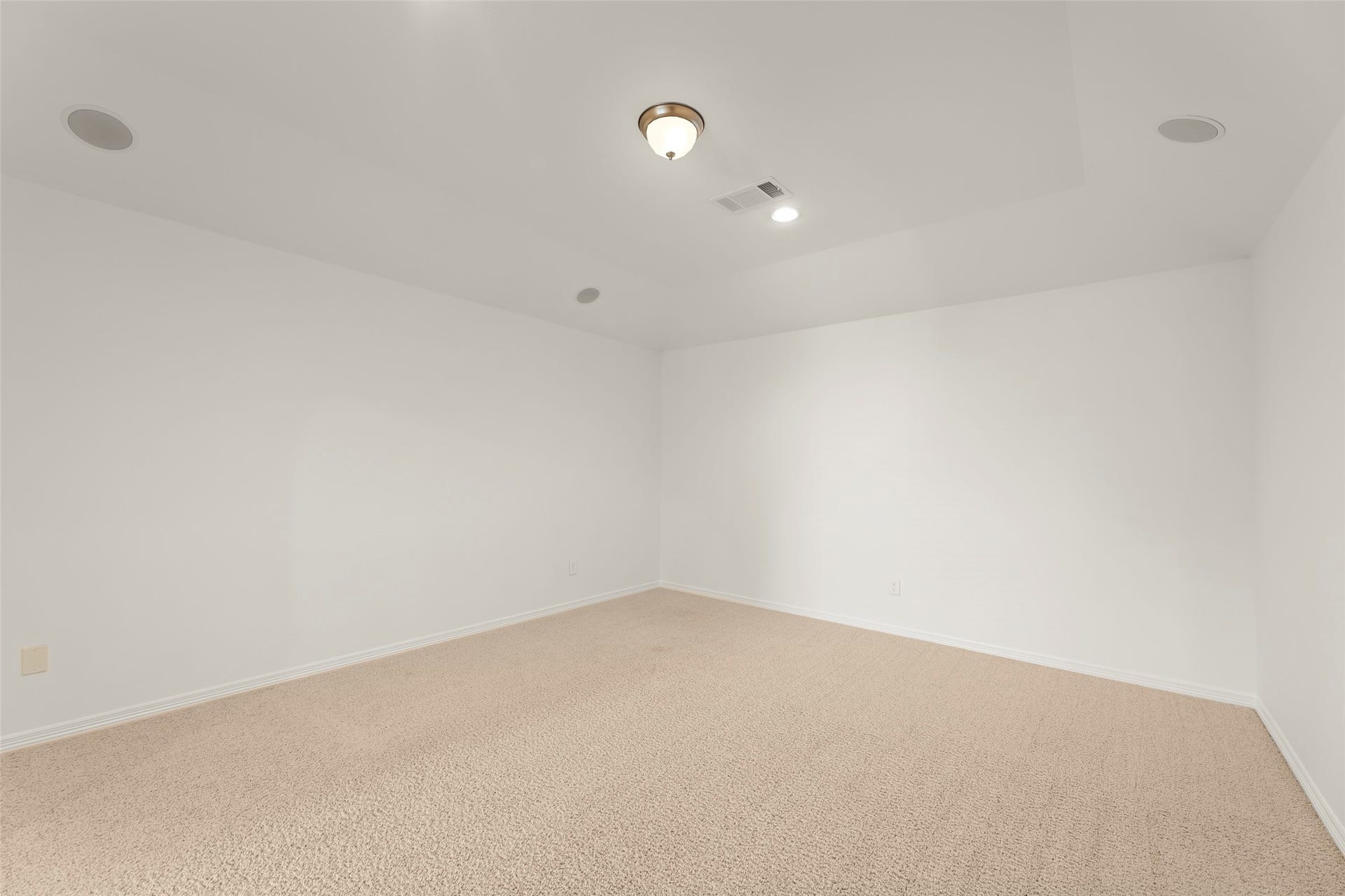 4534 Montcliff Bend Lane, Sugar Land, TX 77479 Big carpeted media room with recessed lighting and a central ceiling fixture. Perfect for movie night.