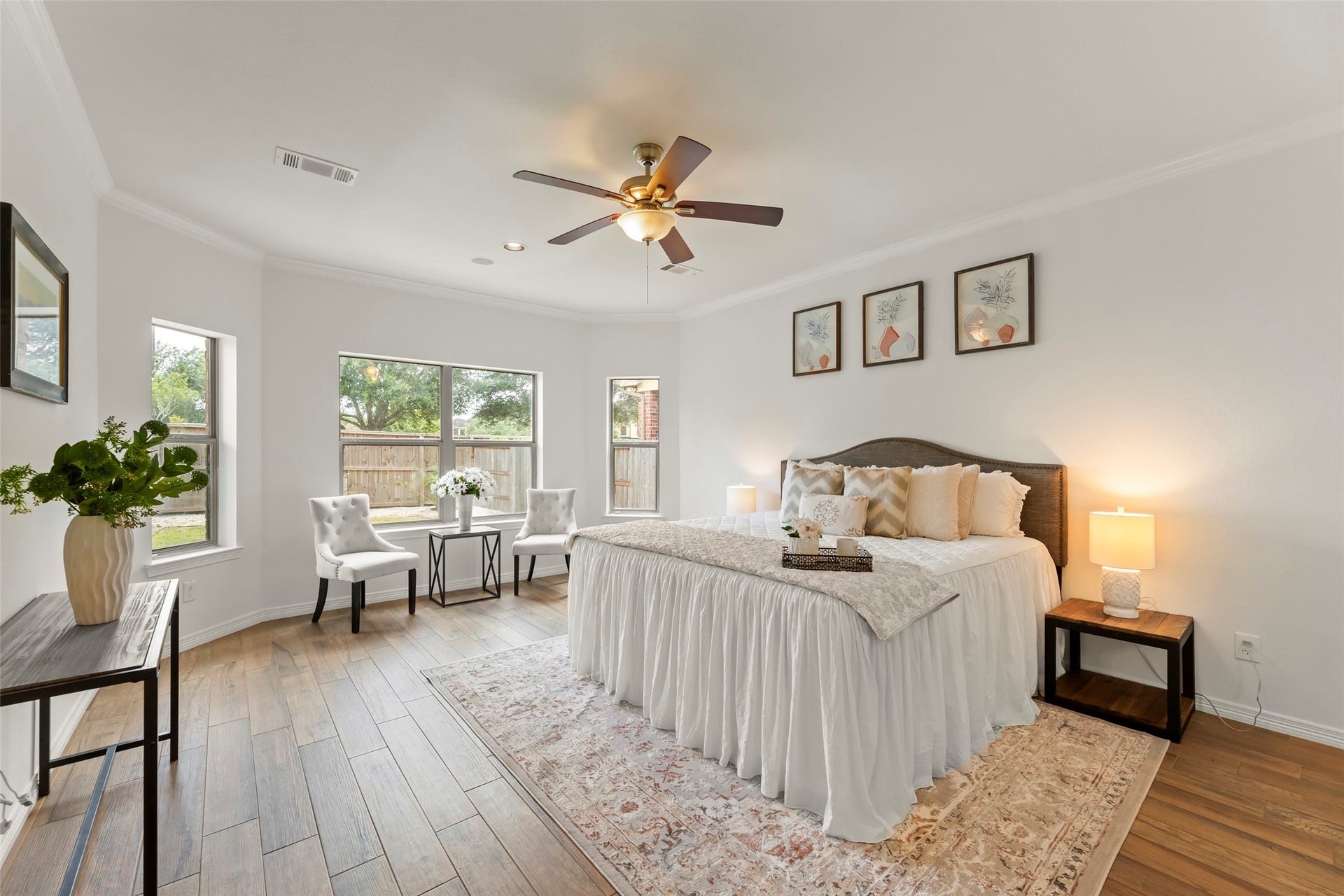 4534 Montcliff Bend Lane, Sugar Land, TX 77479 Cozy bed with plush pillows, elegant dcor, and large windows that let in abundant natural light, complemented by warm flooring and tasteful furnishings.