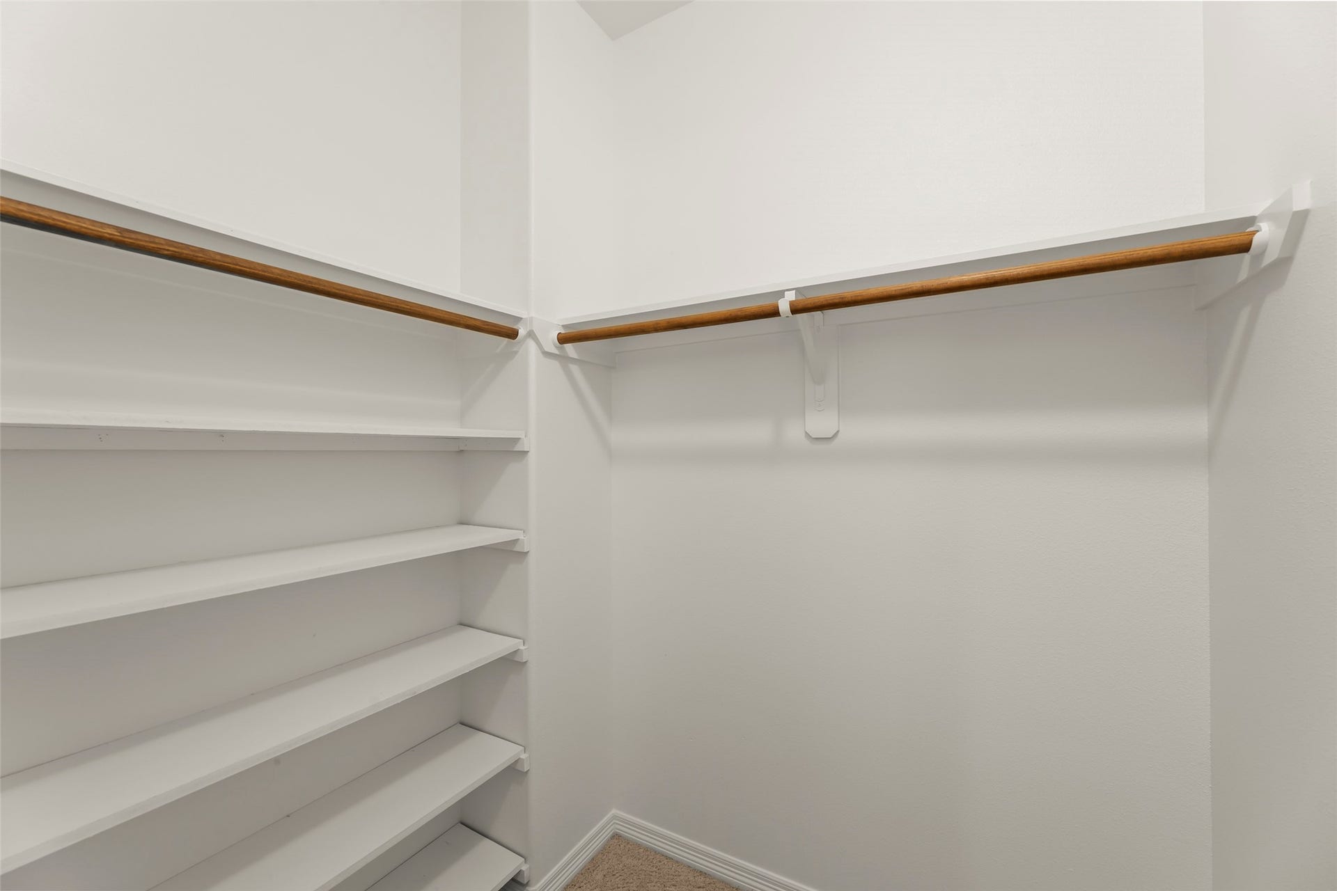 4534 Montcliff Bend Lane, Sugar Land, TX 77479 Ample shelving and hanging space, perfect for organizing your wardrobe.