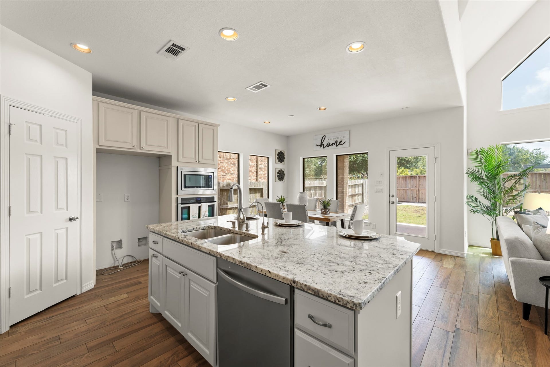 4534 Montcliff Bend Lane, Sugar Land, TX 77479 Elegant granite countertops, modern appliances, and large windows that offer plenty of natural light and a view of the backyard.