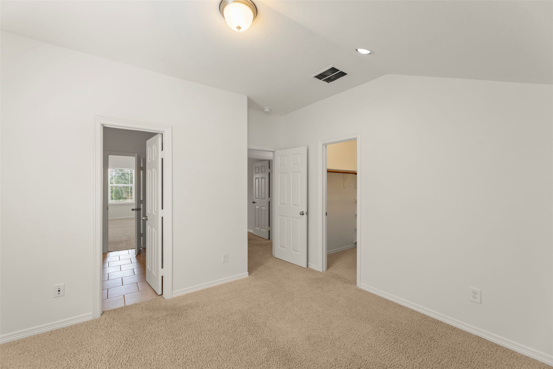 4534 Montcliff Bend Lane, Sugar Land, TX 77479 Adjoining bathroom, offering convenience and comfort.