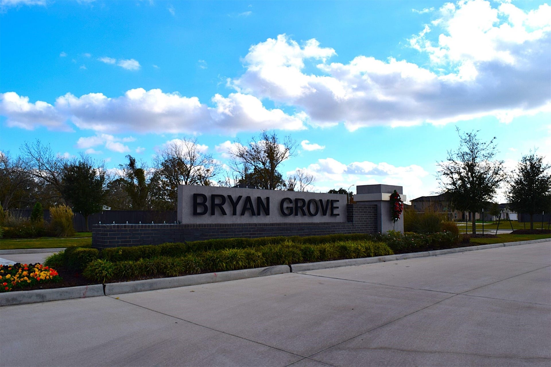 Welcome to Bryan Grove in Rosenberg, where residents appreciate convenient access to US-59/I-69, nearby shopping and dining, and zoning to Lamar Consolidated ISD. This newer community offers an appealing blend of everyday convenience and Fort Bend County living.