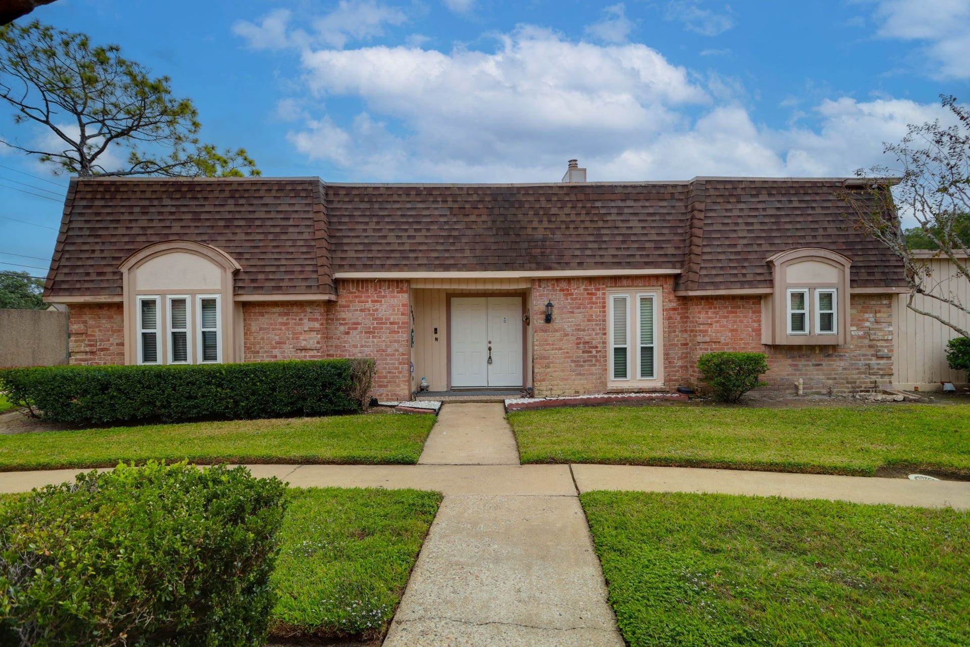 2912 Camelot Lane, Missouri City, TX 77459 Welcome to 2912 Camelot Lane, a single-story brick townhome in Missouri Citys Quail Valley golf course community. A landscaped lawn, trimmed hedges, and a walkway leading to the covered entrance create an inviting first impression. This two-bedroom, two-bath property offers approximately 1,678 square feet, an attached two-car garage, and a distinctive central atrium.