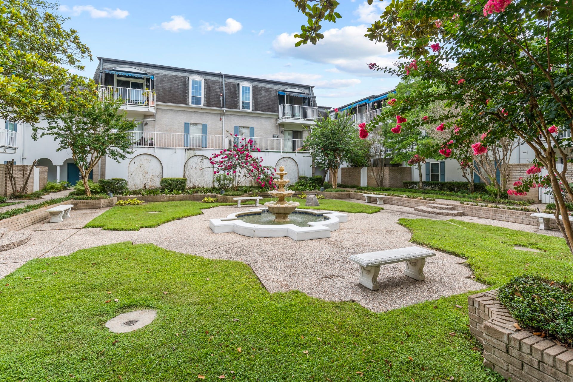 2601 Bellefontaine Street, #C104, Houston, TX 77025 Beautiful landscaping