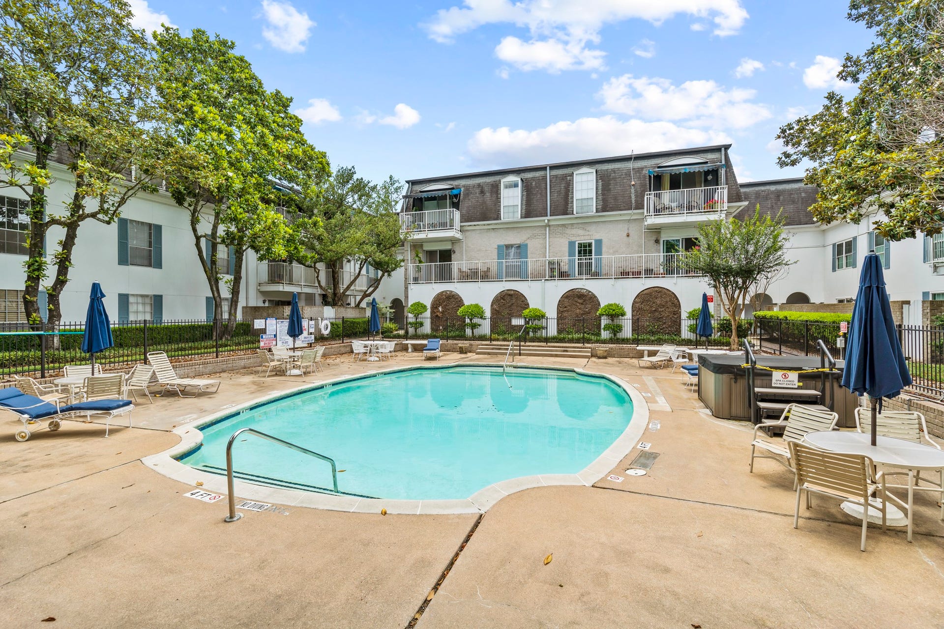 2601 Bellefontaine Street, #C104, Houston, TX 77025 Community pool