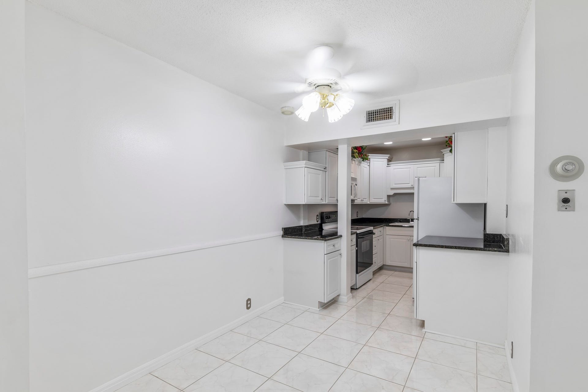 2601 Bellefontaine Street, #C104, Houston, TX 77025 Dining area off Kitchen open concept.