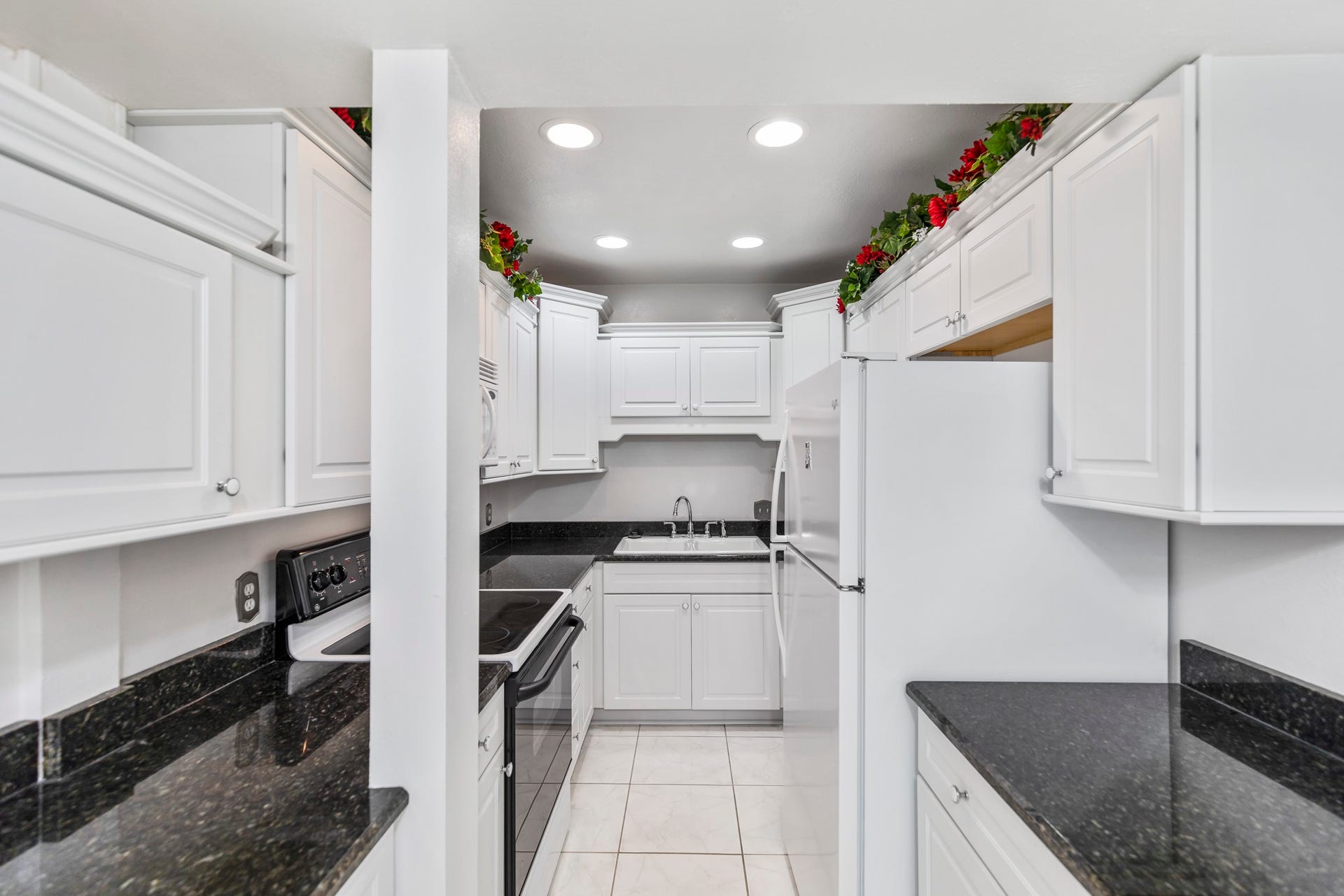 2601 Bellefontaine Street, #C104, Houston, TX 77025 Updated and modern kitchen