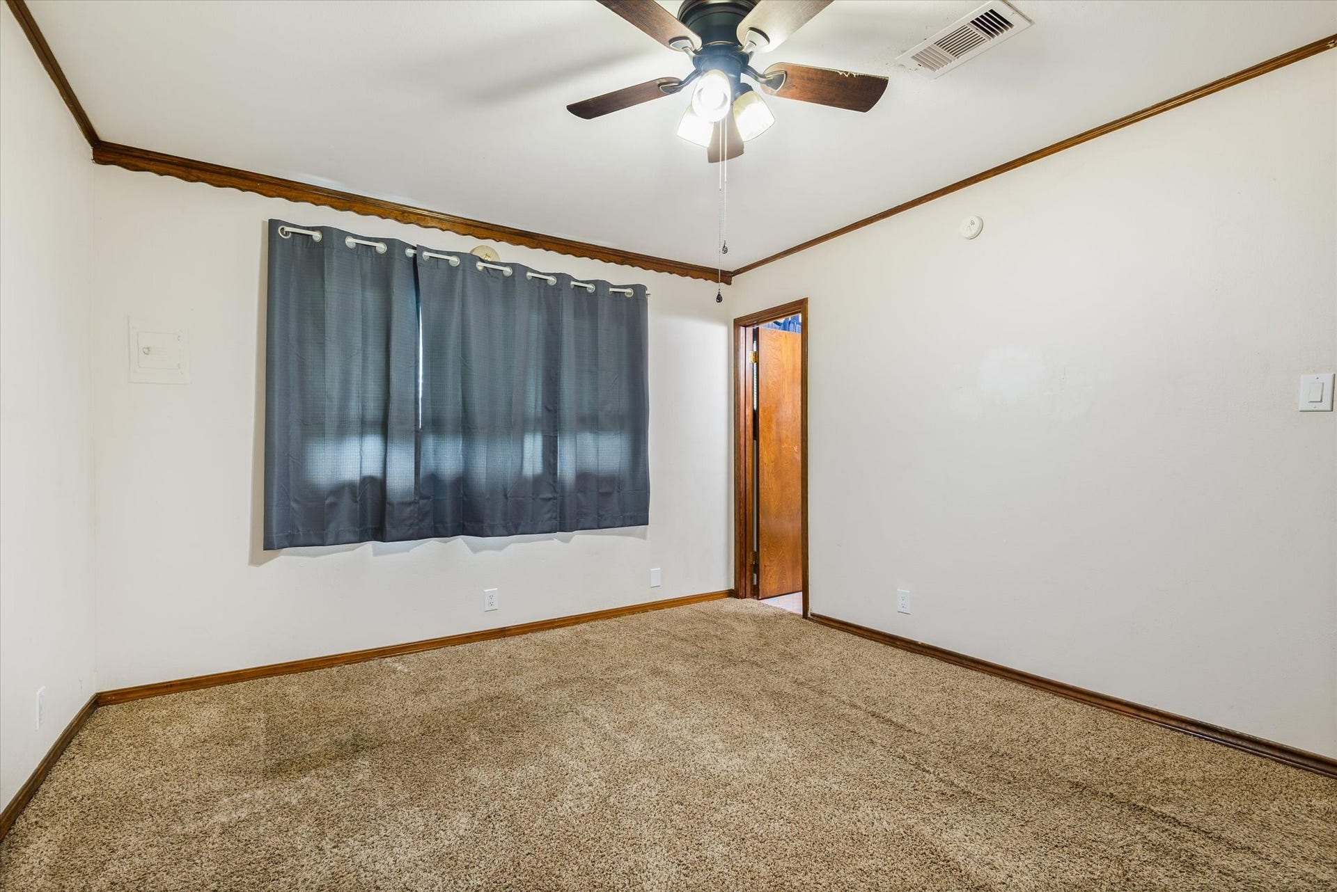 213 Highland Drive, Hitchcock, TX 77563 Primary bedroom with half bath