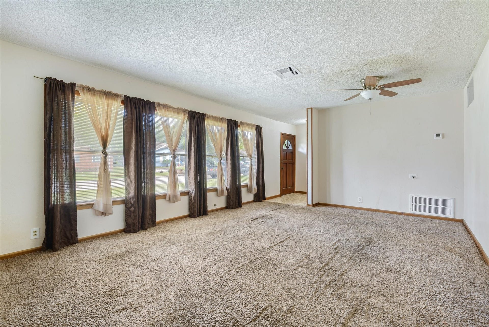 213 Highland Drive, Hitchcock, TX 77563 Large livingroom