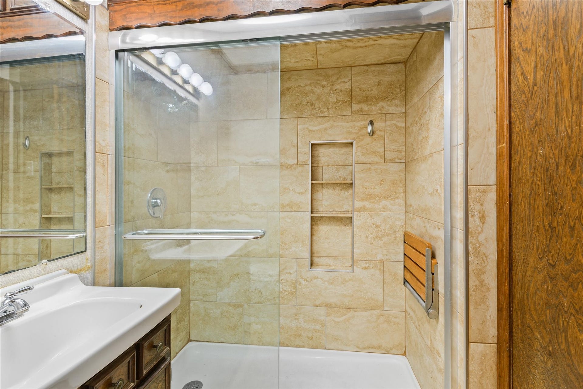 213 Highland Drive, Hitchcock, TX 77563 Full bathroom