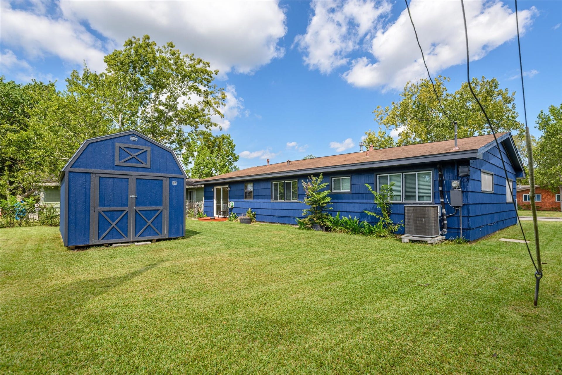 213 Highland Drive, Hitchcock, TX 77563 Large backyard