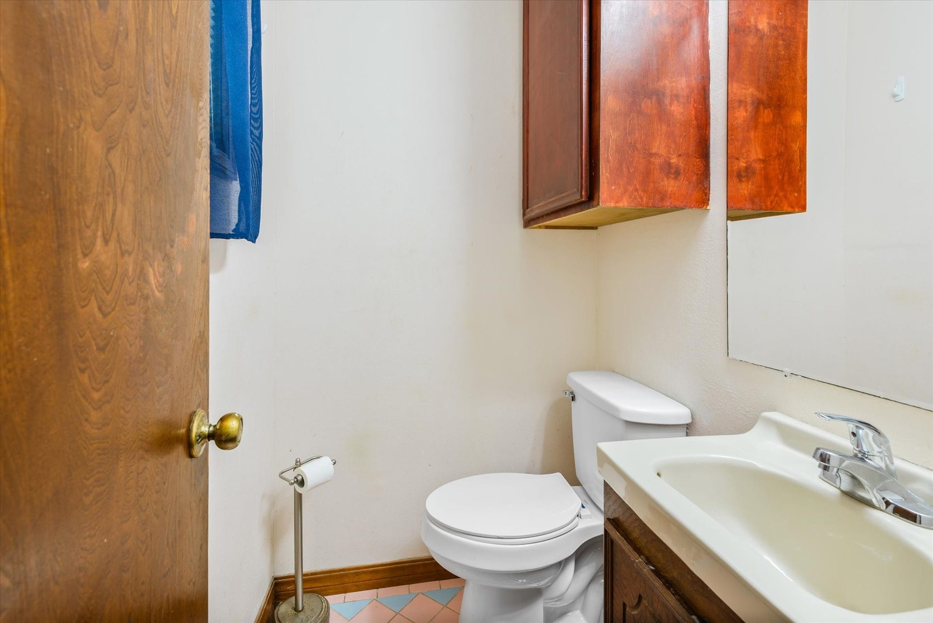 213 Highland Drive, Hitchcock, TX 77563 Half bathroom