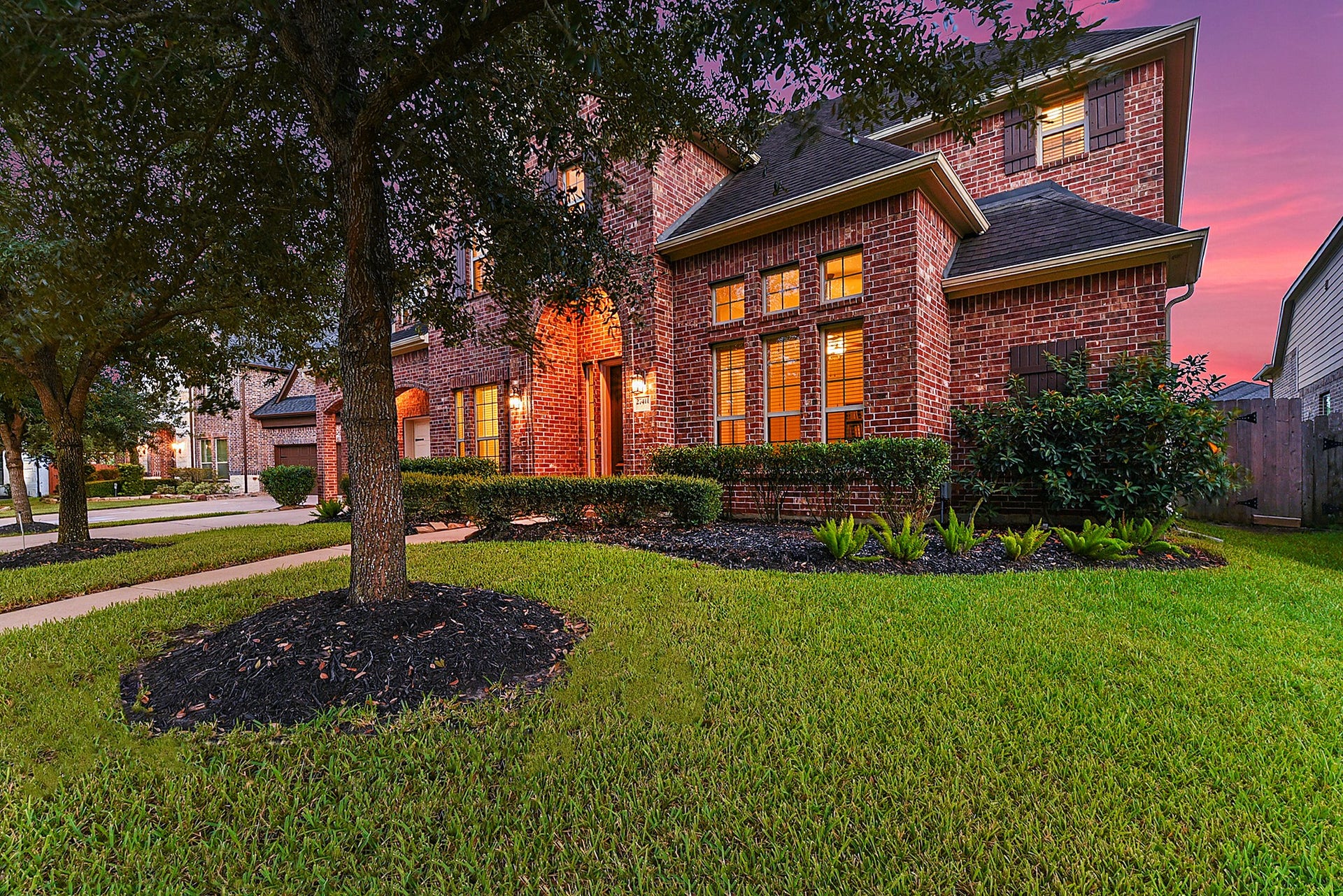 27411 Gladway Manor Drive, Katy, TX 77494 A side view showcases the generous spacing between neighboring homes, highlighting the benefits of the approximately 80-foot-wide lot. The open side yard provides added privacy and convenient outdoor space around the home.