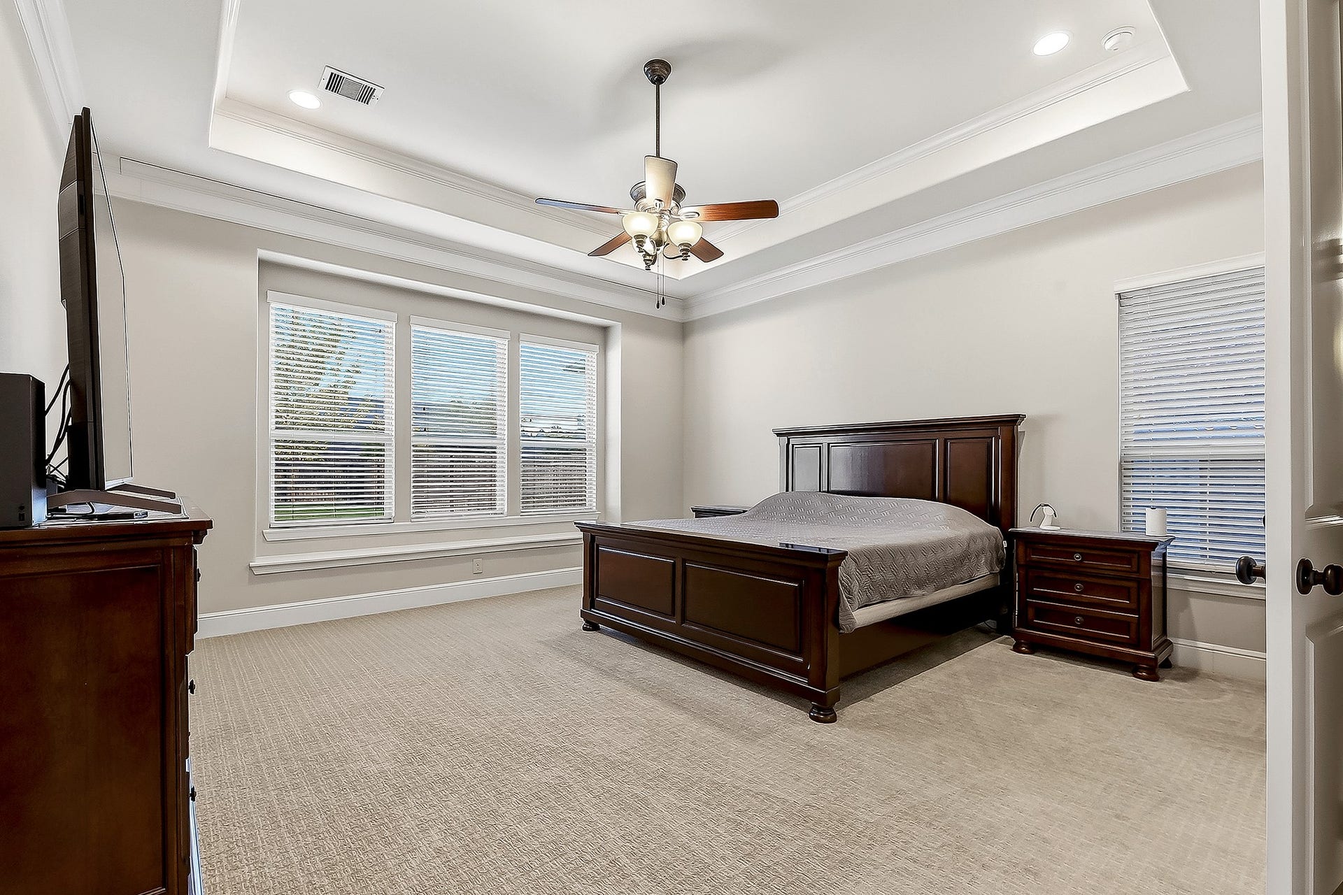 27411 Gladway Manor Drive, Katy, TX 77494 Welcome to the serene primary en suite, conveniently located on the main floor and tucked away for privacy. This spacious retreat features an attached spa-like bathroom, creating a peaceful oasis to relax and unwind.