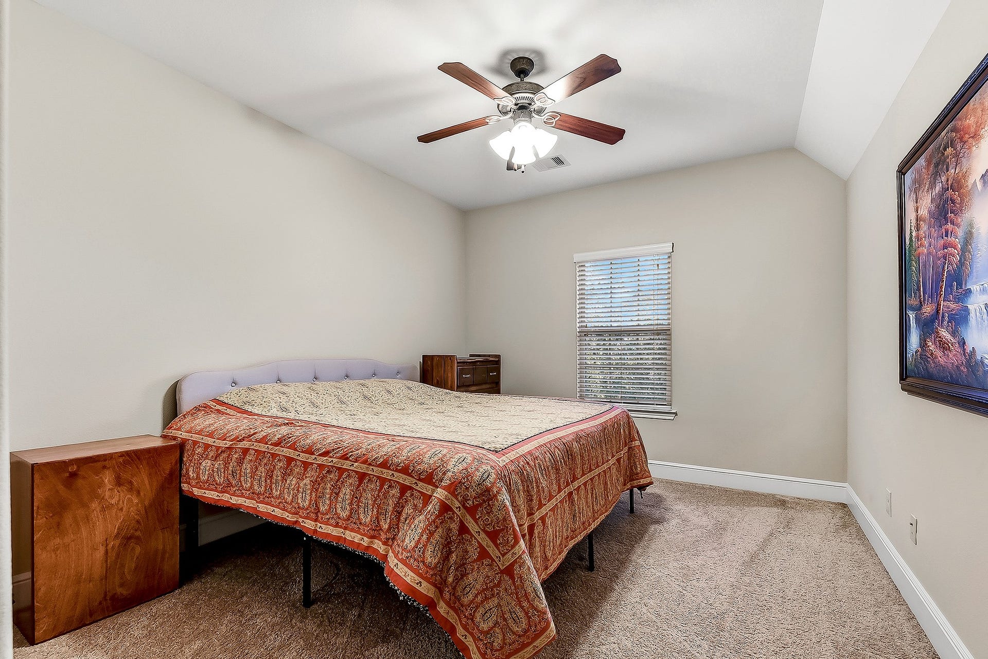 27411 Gladway Manor Drive, Katy, TX 77494 The upstairs features three generously sized bedrooms, each with an attached walk-in closet, plush carpet, window treatments, and a ceiling fan for added comfort. This bedroom is conveniently located next to a full guest bathroom, making it ideal for family or overnight guests.