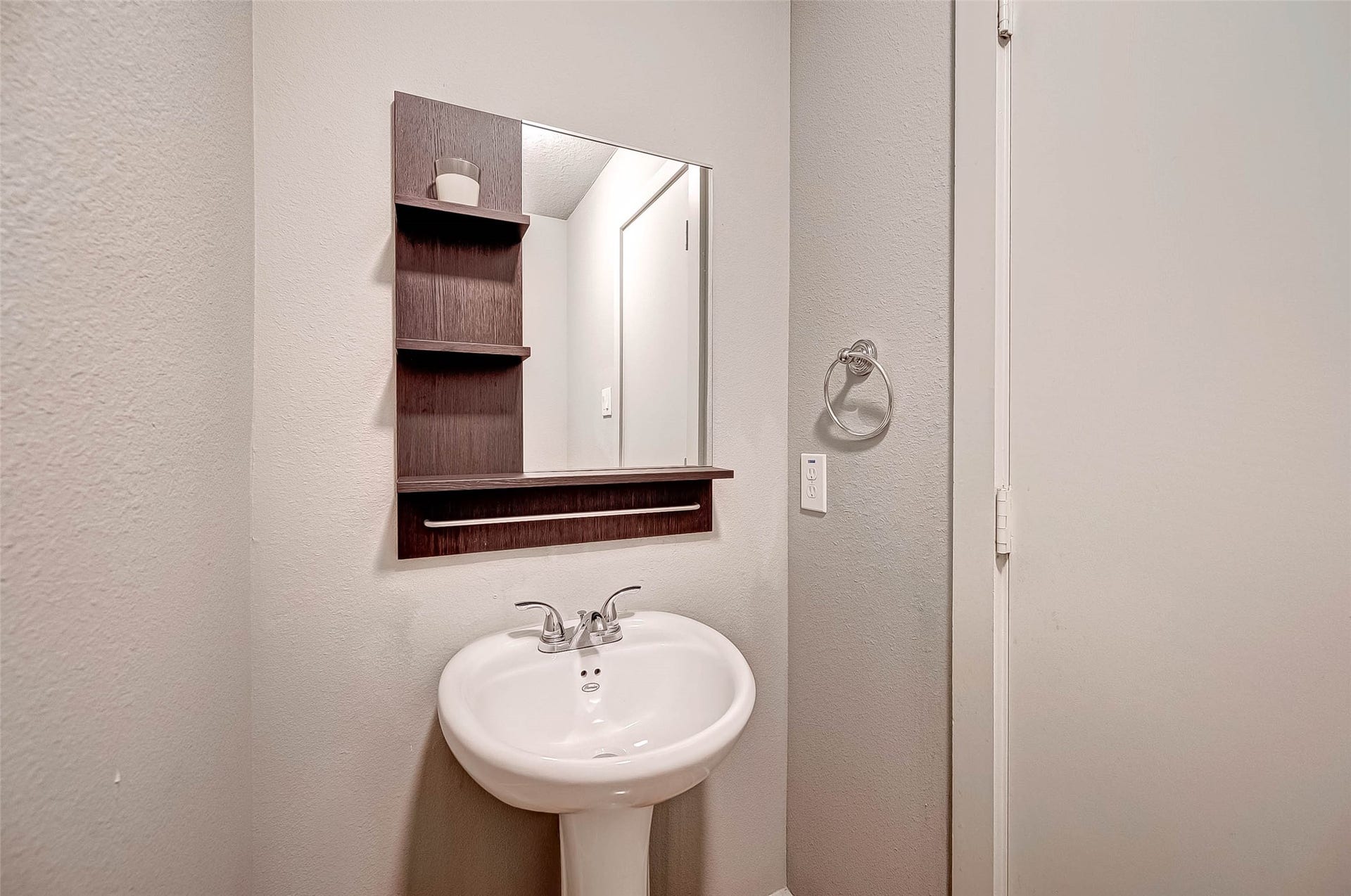 5111 Cornish Street, Houston, TX 77007 Powder room