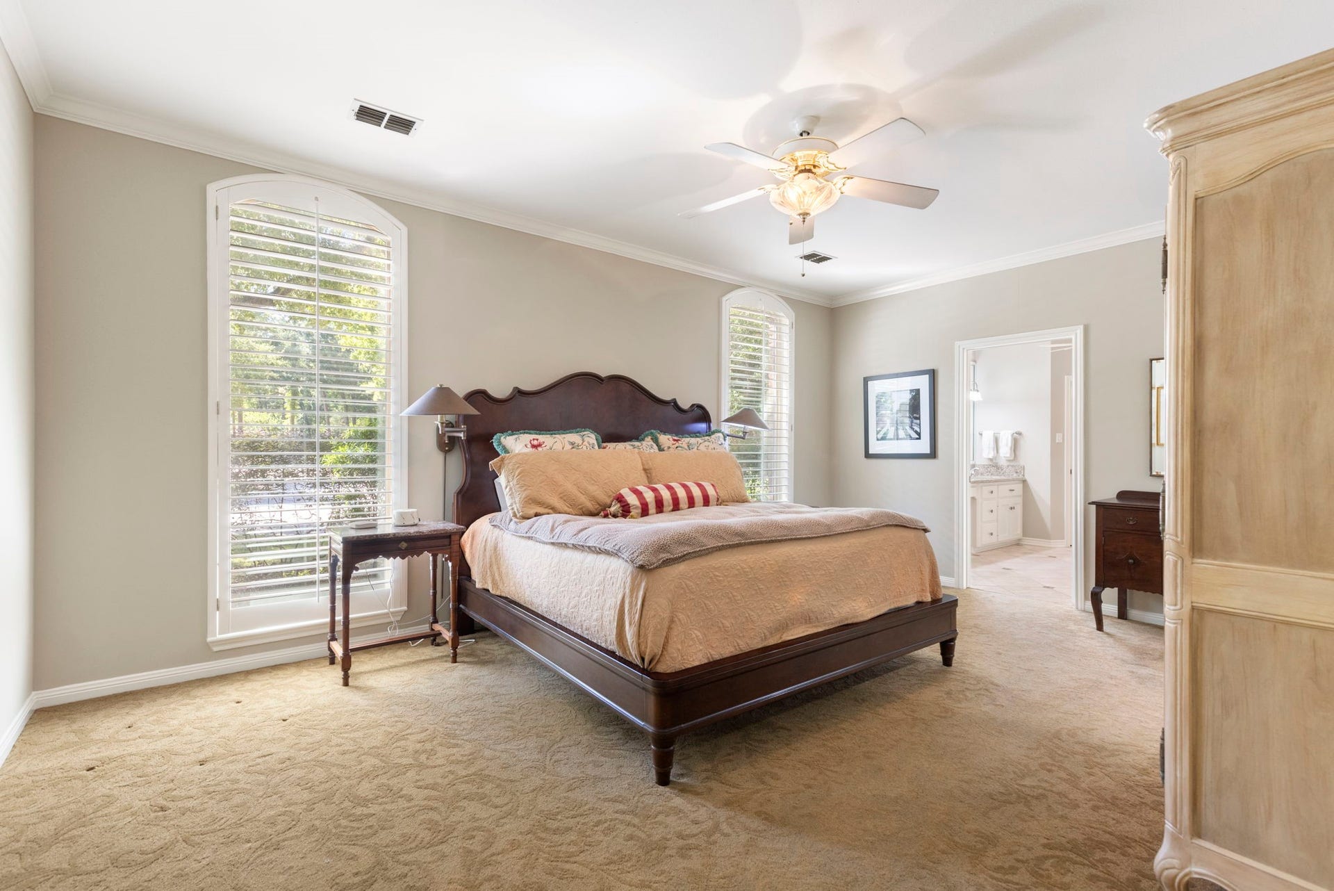 14018 Court Of Regents, Houston, TX 77069 Soft natural light and a tray ceiling give the primary bedroom a restful atmosphere with room to comfortably unwind.
