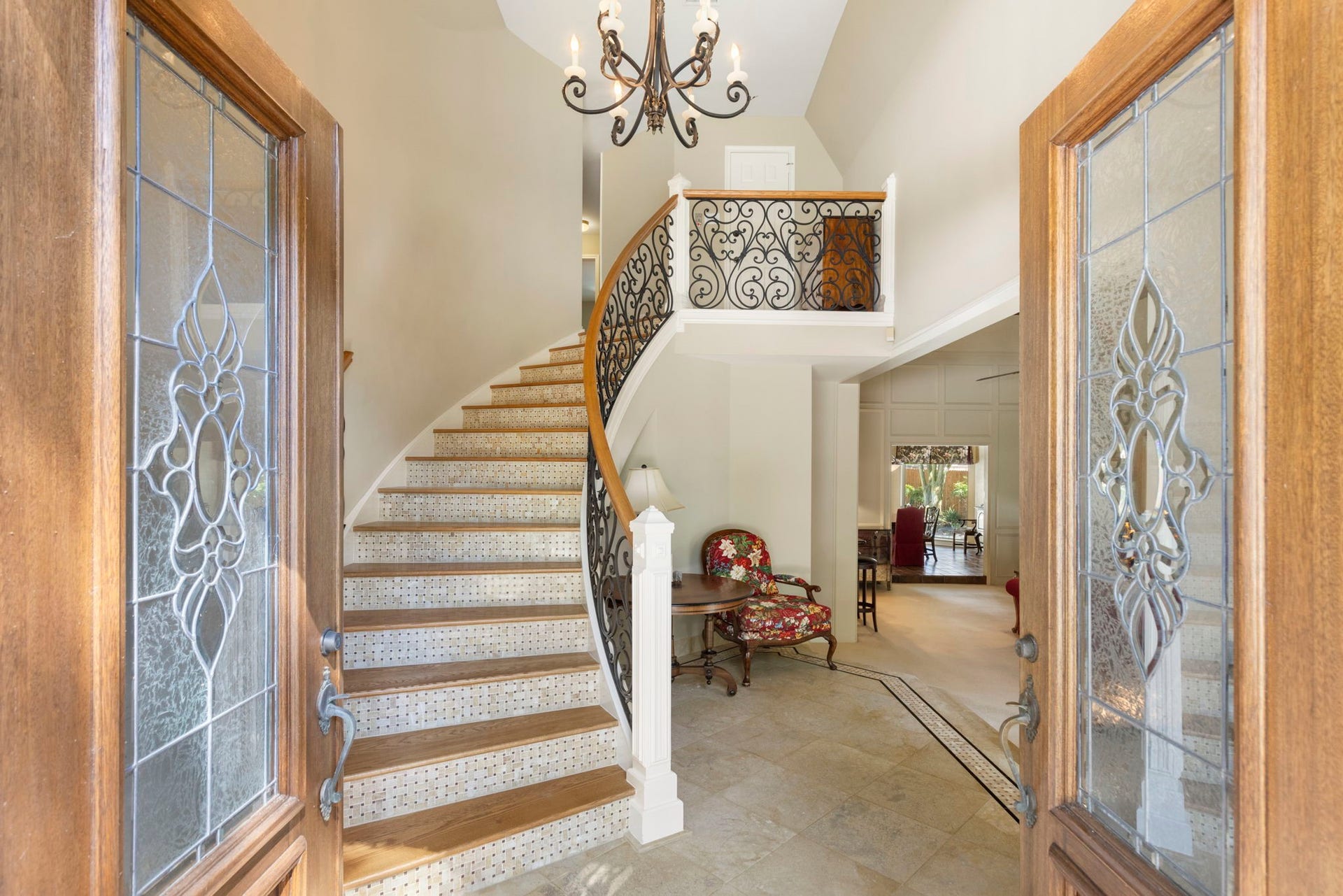 14018 Court Of Regents, Houston, TX 77069 Decorative glass entry doors reveal a sweeping staircase and soaring foyer that set an elegant tone from the moment you arrive.