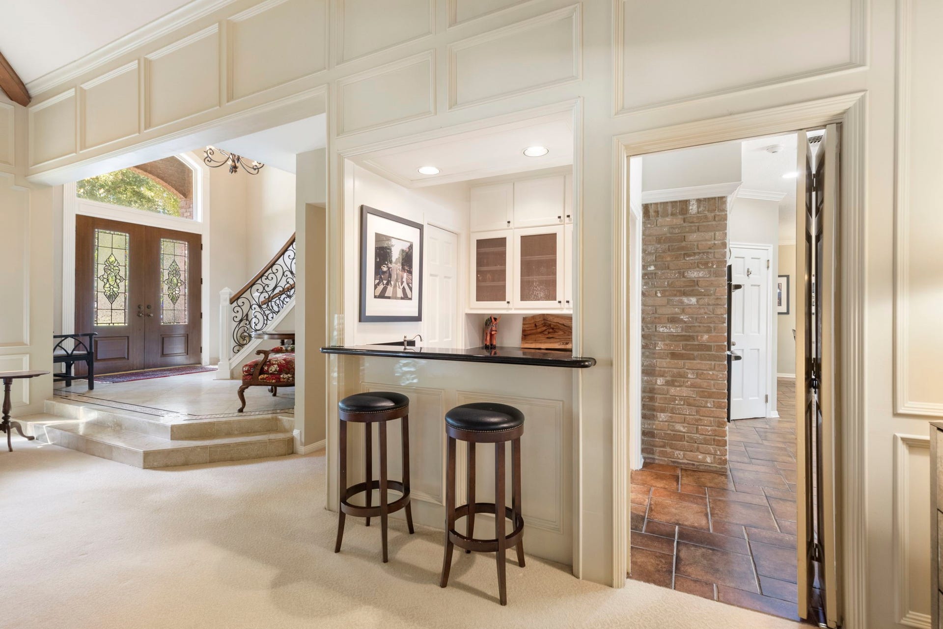 14018 Court Of Regents, Houston, TX 77069 A built in serving bar beside the living room keeps refreshments close at hand when entertaining.