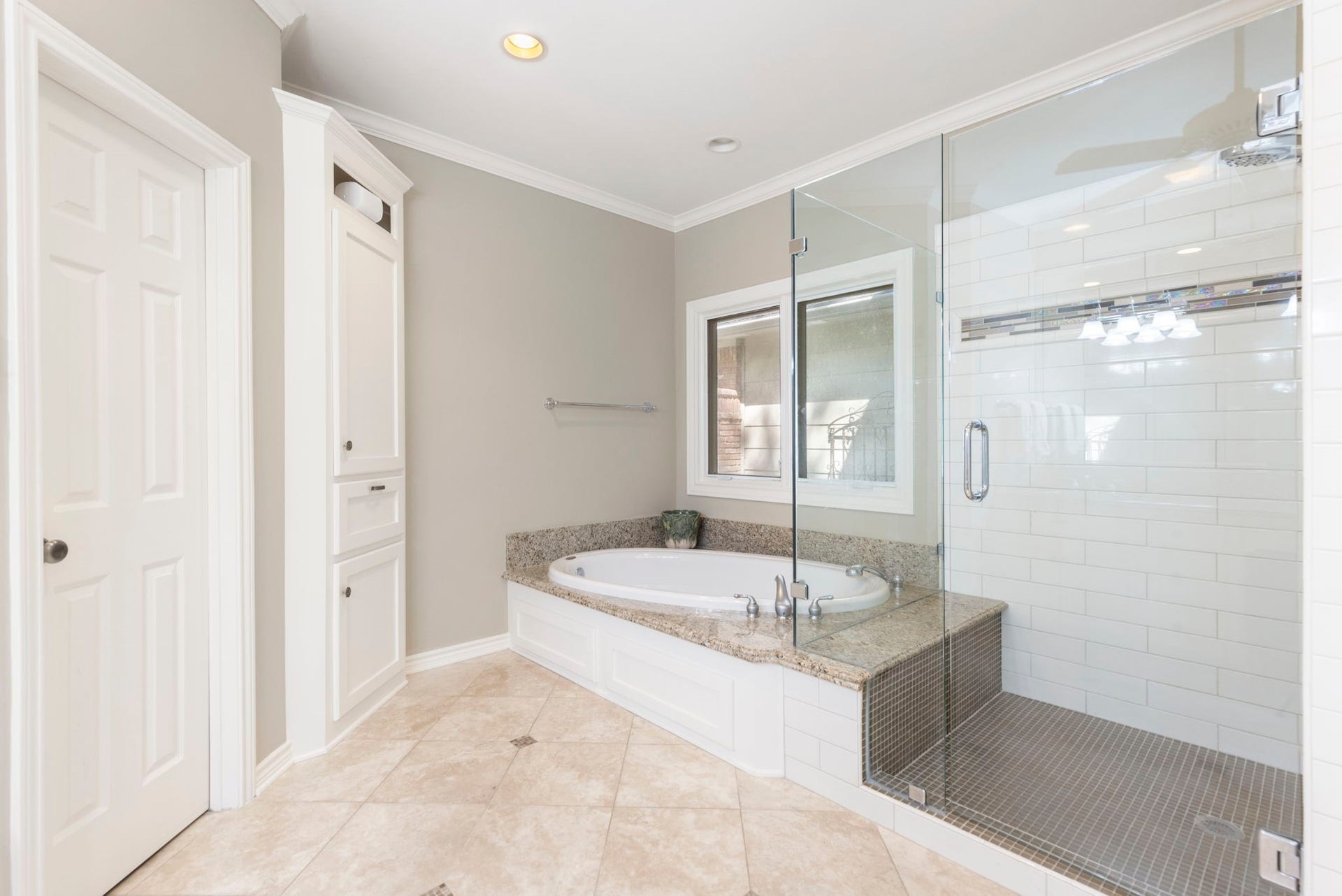 14018 Court Of Regents, Houston, TX 77069 Enjoy a relaxing soak or a refreshing shower in a primary bath featuring a separate tub and glass enclosed shower.