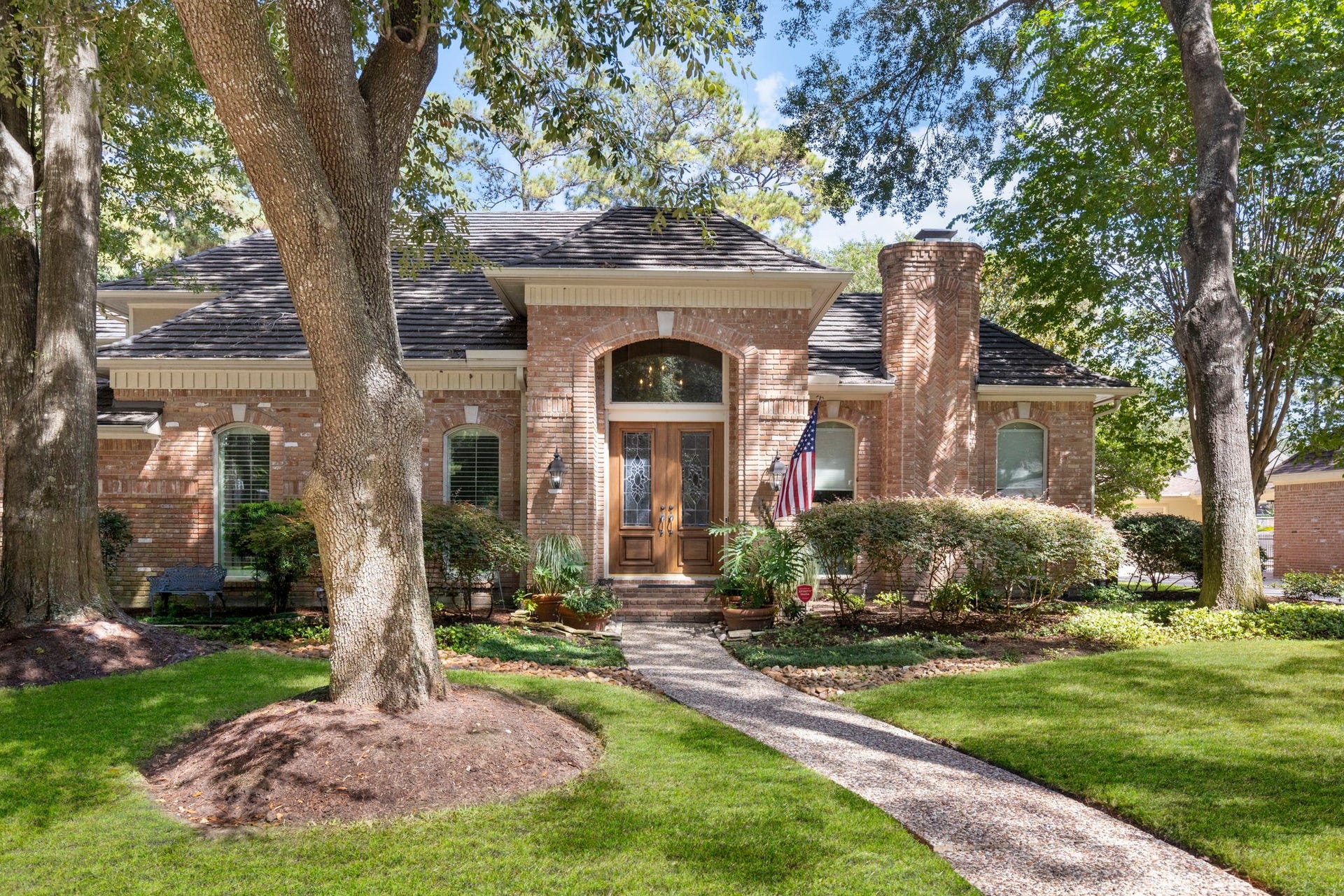 14018 Court Of Regents, Houston, TX 77069 A closer look at the beautufl curb appeal and entry details.