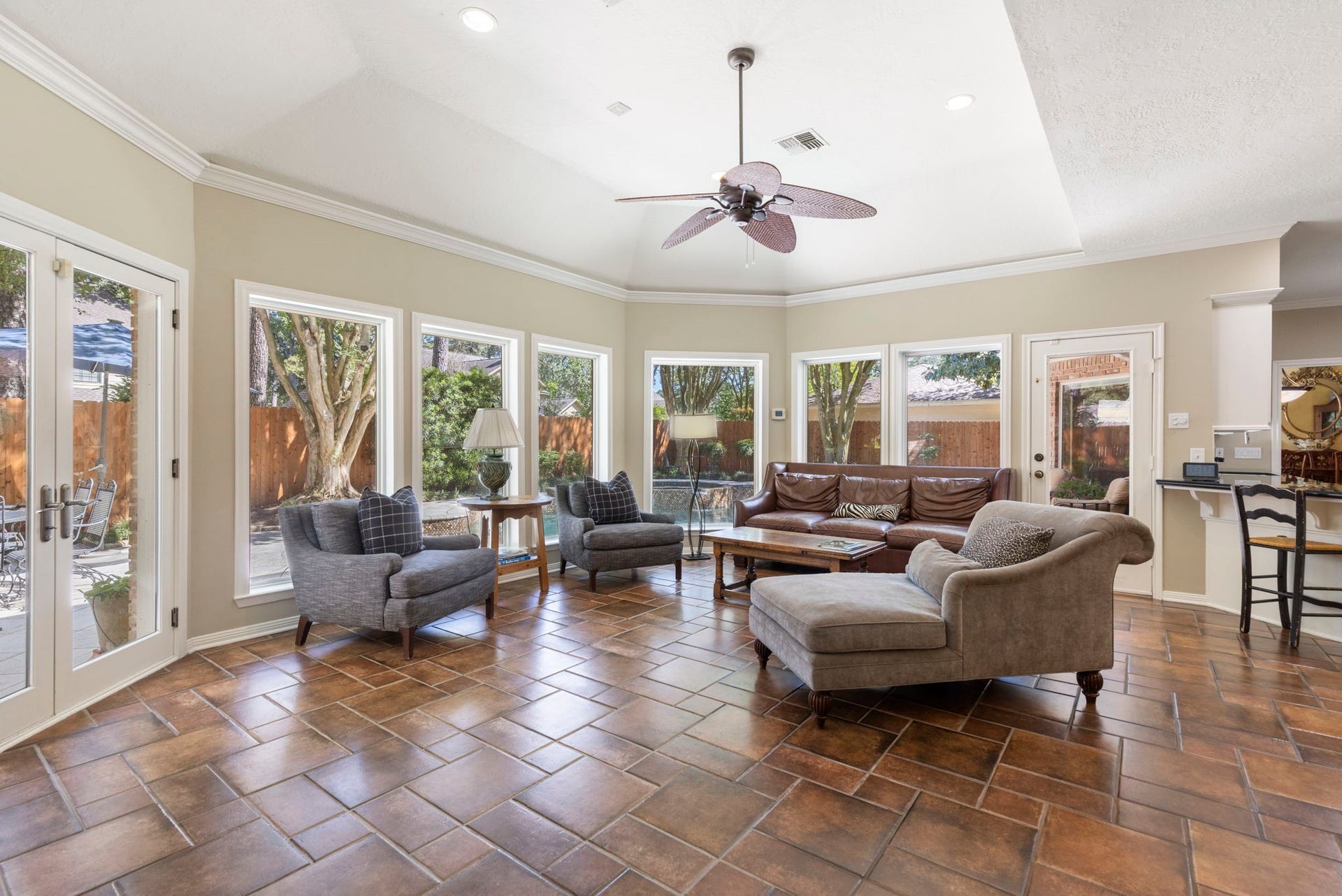 14018 Court Of Regents, Houston, TX 77069 Marvin double pane windows frame the backyard in a spacious sunroom that flows naturally into the kitchen.