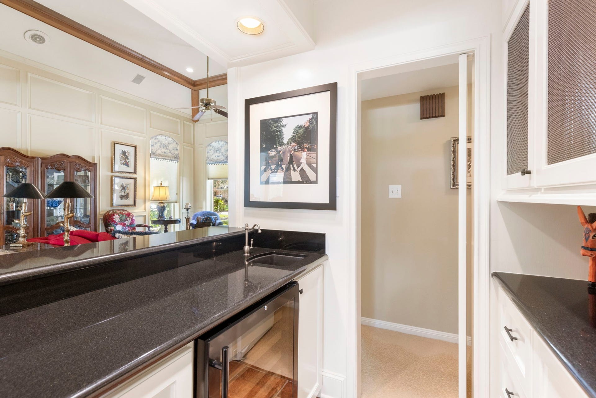 14018 Court Of Regents, Houston, TX 77069 Dark counters, a prep sink, and ample cabinetry make this dedicated beverage station as practical as it is inviting.