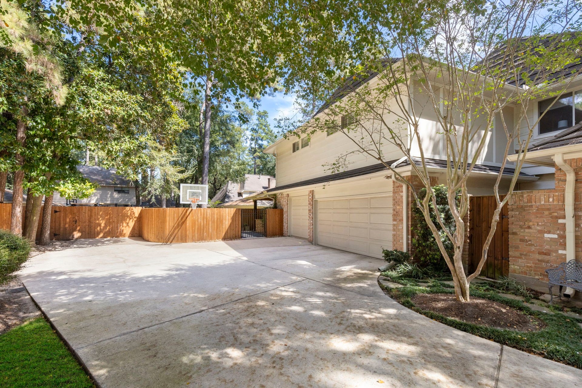 14018 Court Of Regents, Houston, TX 77069 An expansive driveway offers generous parking and room for outdoor recreation beside the 3 car garage.