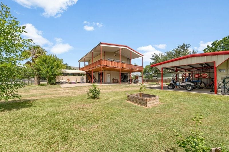 Property photo for 749 12th Street, Dickinson, TX
