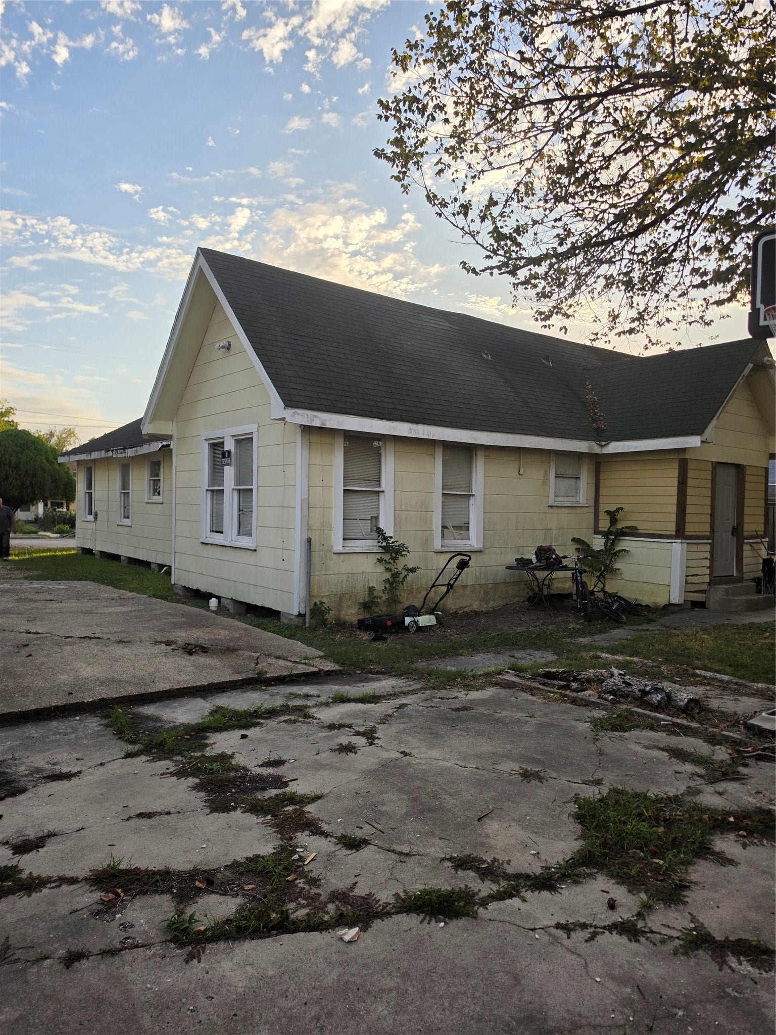 108 W Humble Street, Baytown, TX 77520 108 W Humble Street, Baytown, TX 77520