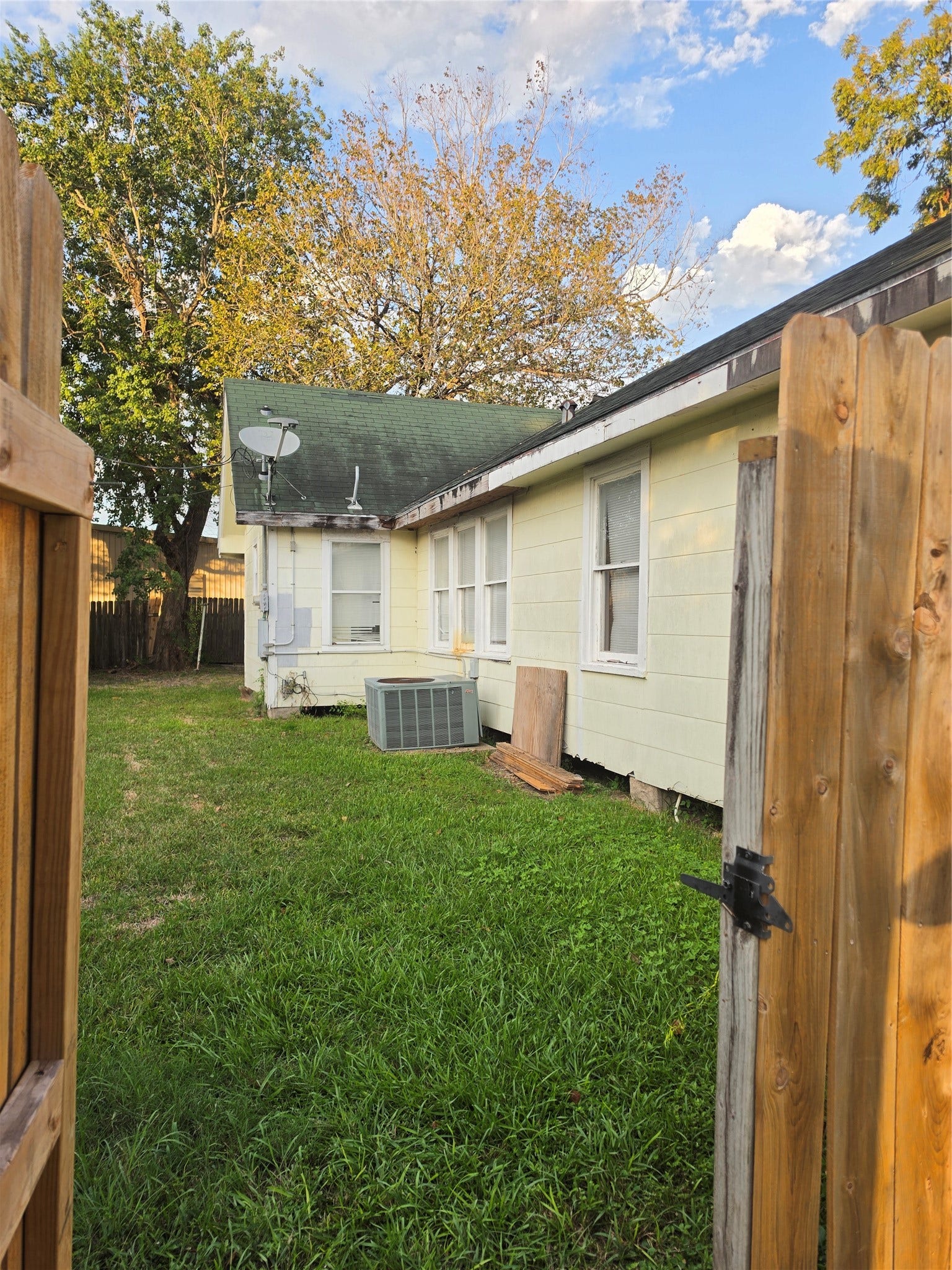 108 W Humble Street, Baytown, TX 77520 108 W Humble Street, Baytown, TX 77520