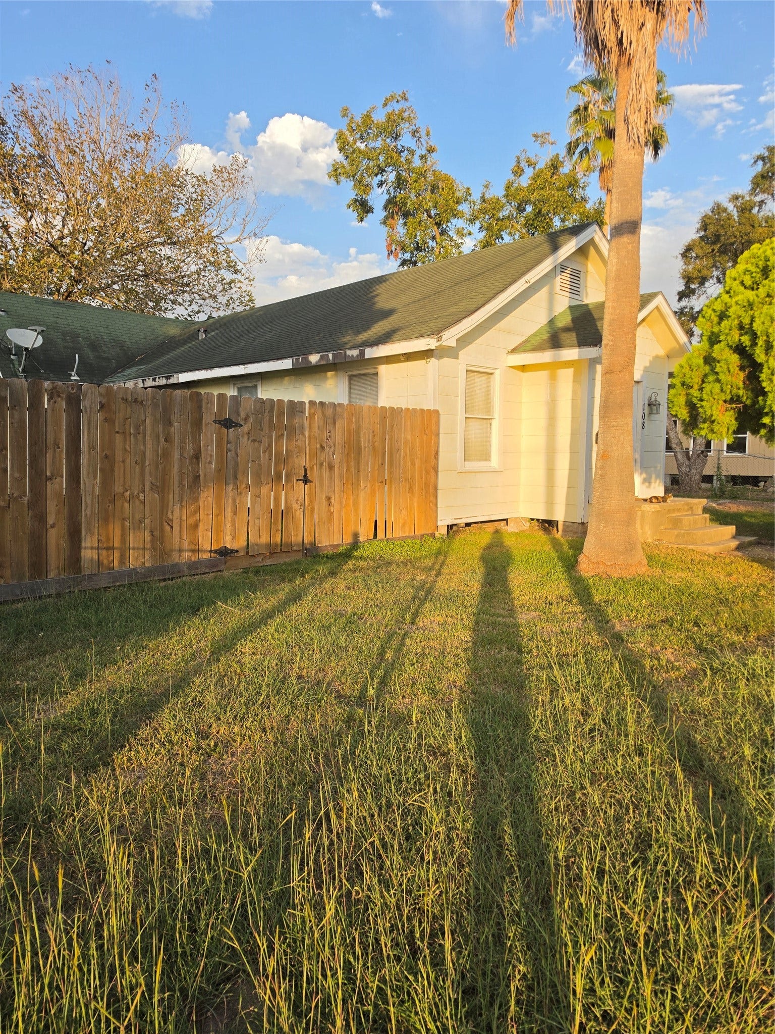 108 W Humble Street, Baytown, TX 77520 108 W Humble Street, Baytown, TX 77520