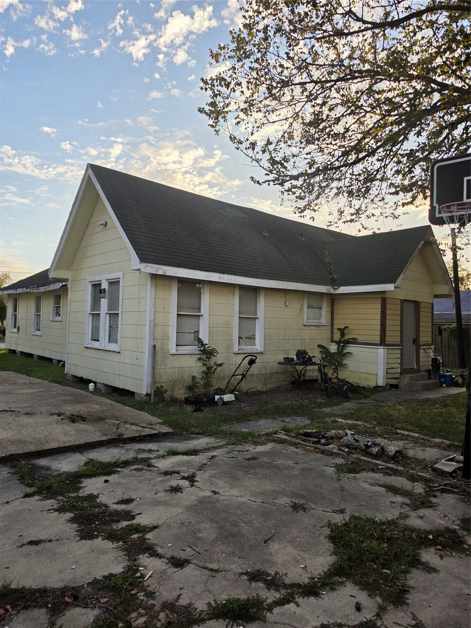 108 W Humble Street, Baytown, TX 77520 108 W Humble Street, Baytown, TX 77520