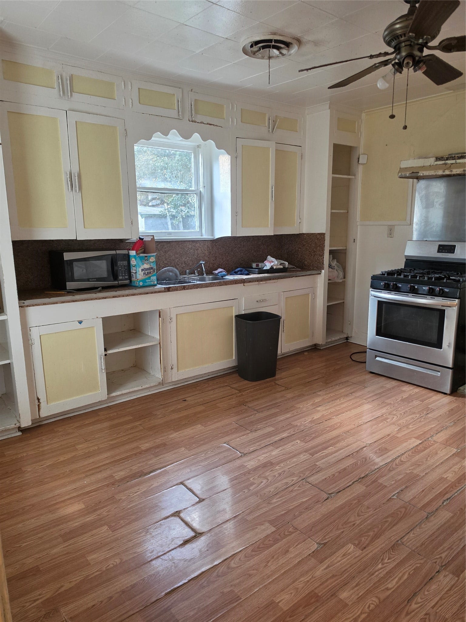 108 W Humble Street, Baytown, TX 77520 108 W Humble Street, Baytown, TX 77520