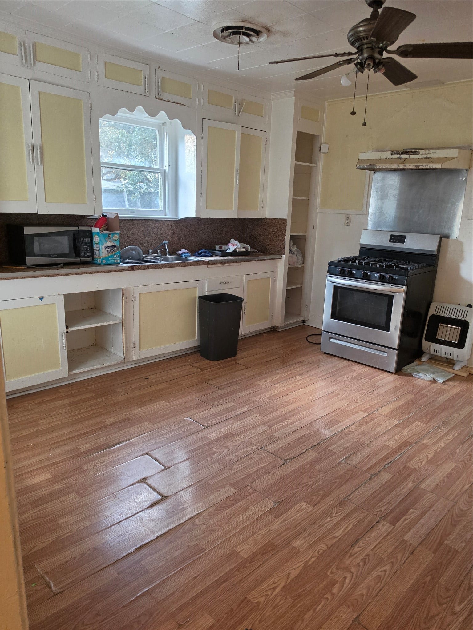 108 W Humble Street, Baytown, TX 77520 108 W Humble Street, Baytown, TX 77520